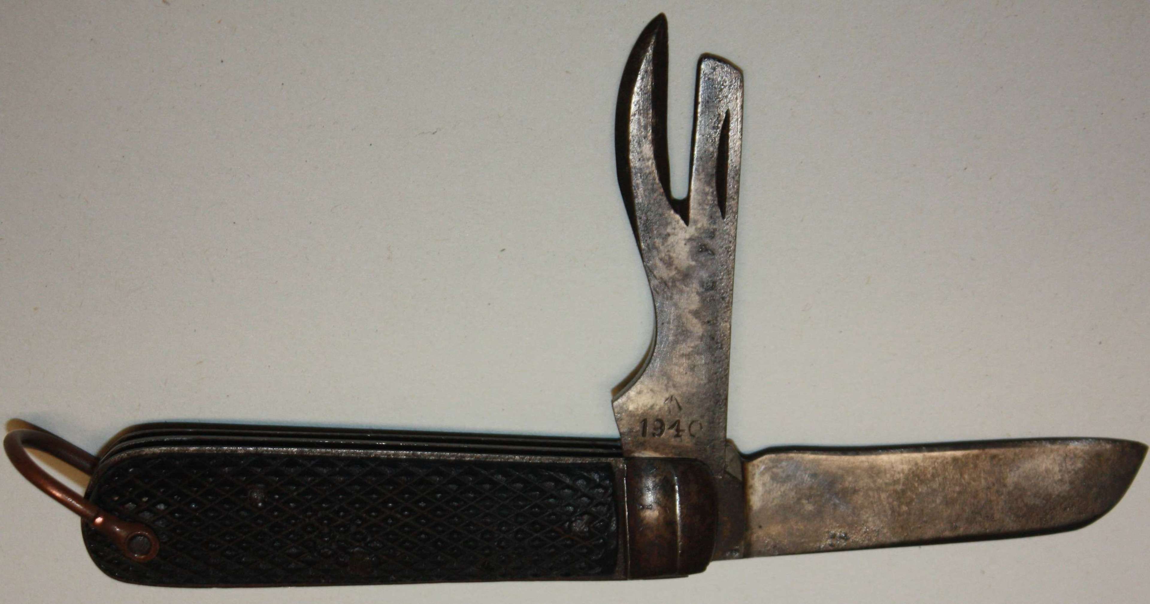 A GOOD BRITISH ISSUE 1940 DATED CLASP KNIFE