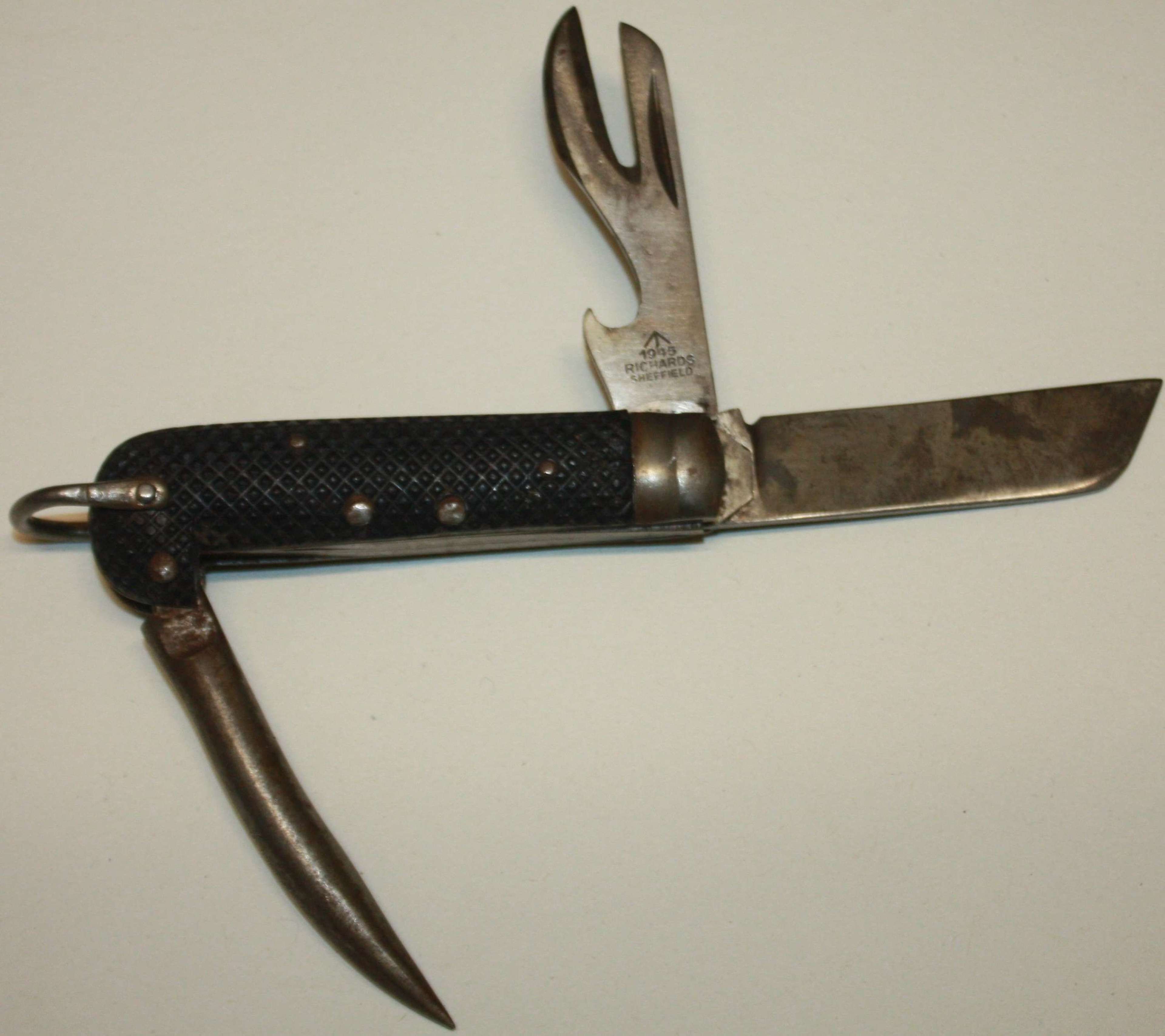 A GOOD LATE WAR BOTTLE OPERNER 3 BLADED BRITISH ARMY CLASP KNIFE