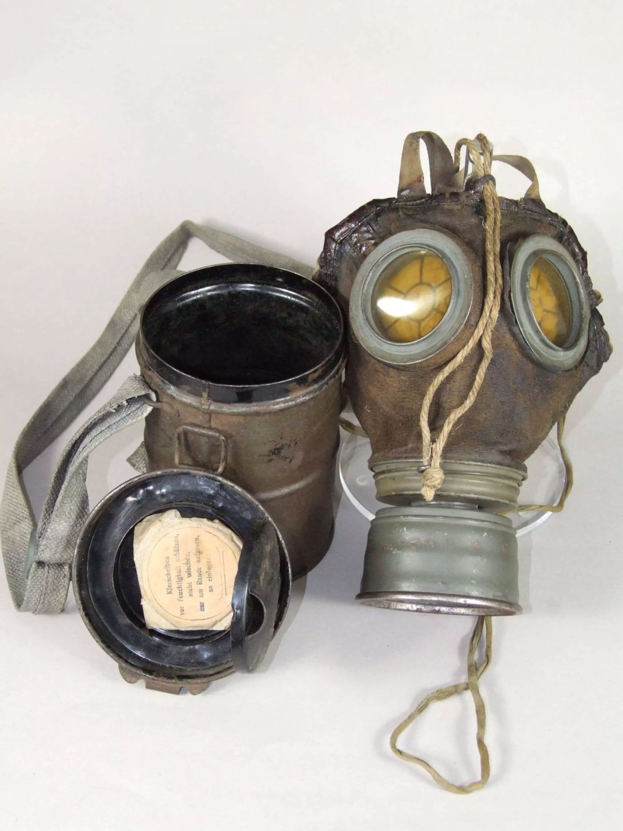 Betjening mulig Stirre faktor WW1 German M17 Gas mask and Tin, 1917 Dated in General / other
