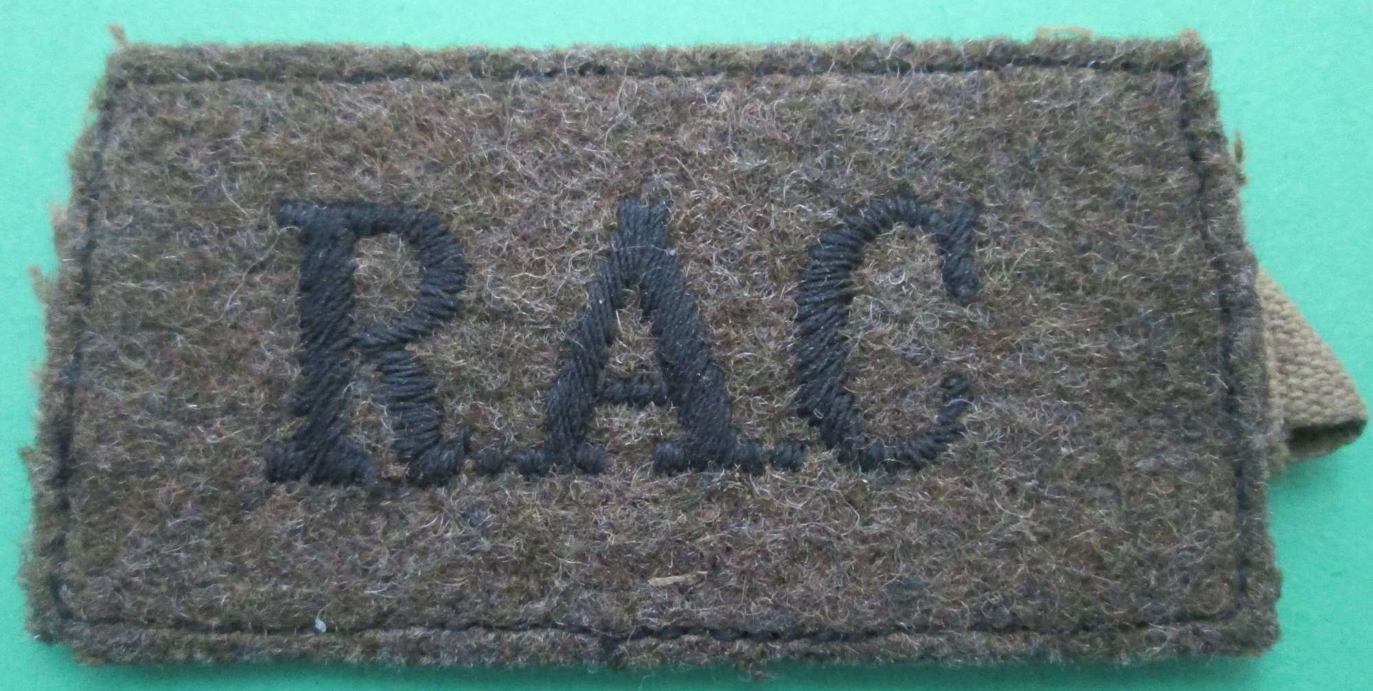 A ROYAL ARMOURED CORPS SLIP ON SHOULDER TITLE
