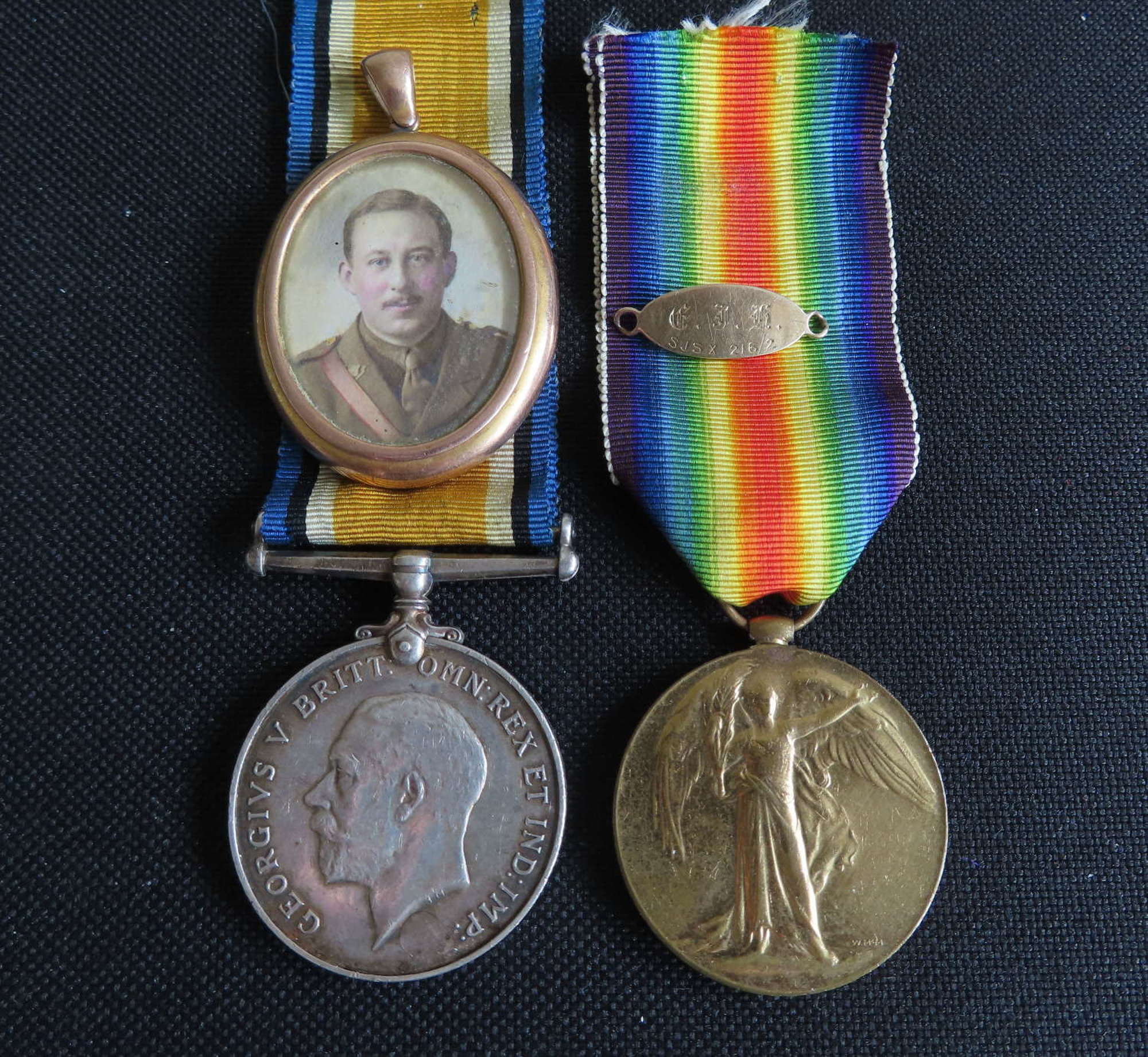 WW1 Officers pair of medals with 9ct gold locket and identity tag