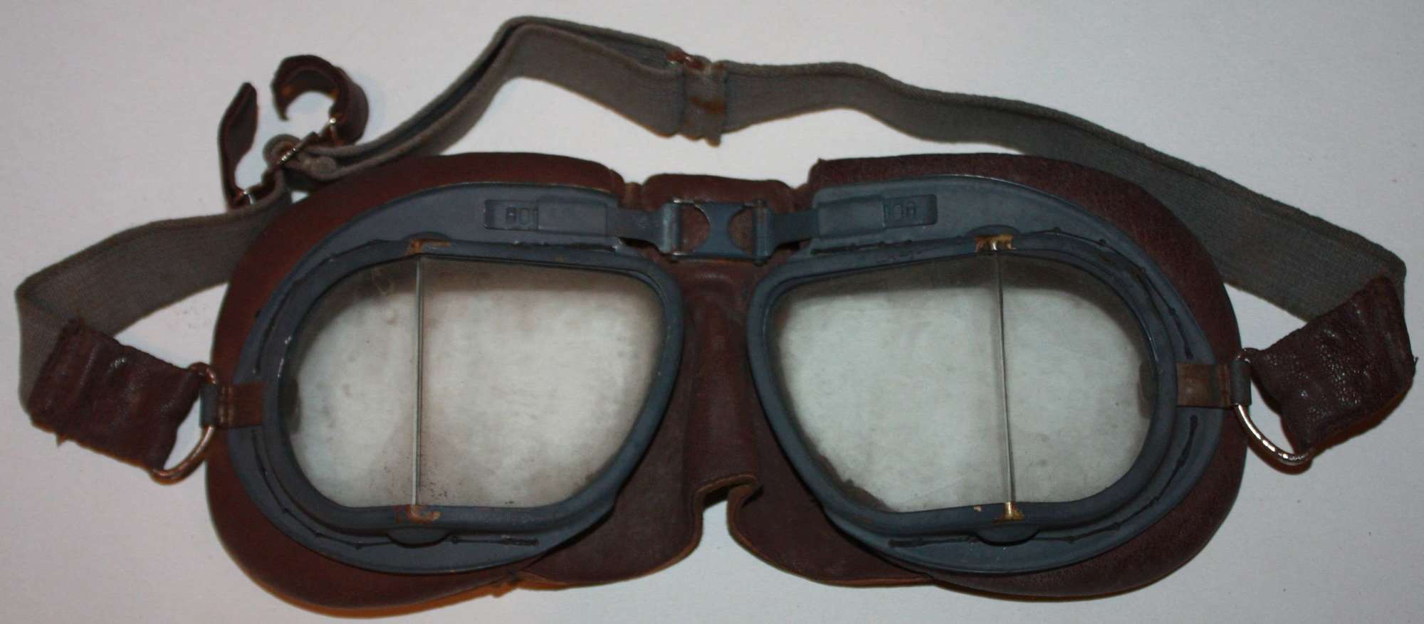 A GOOD WWII PAIR OF RAF AM MARKED MKVIII GOGGLES