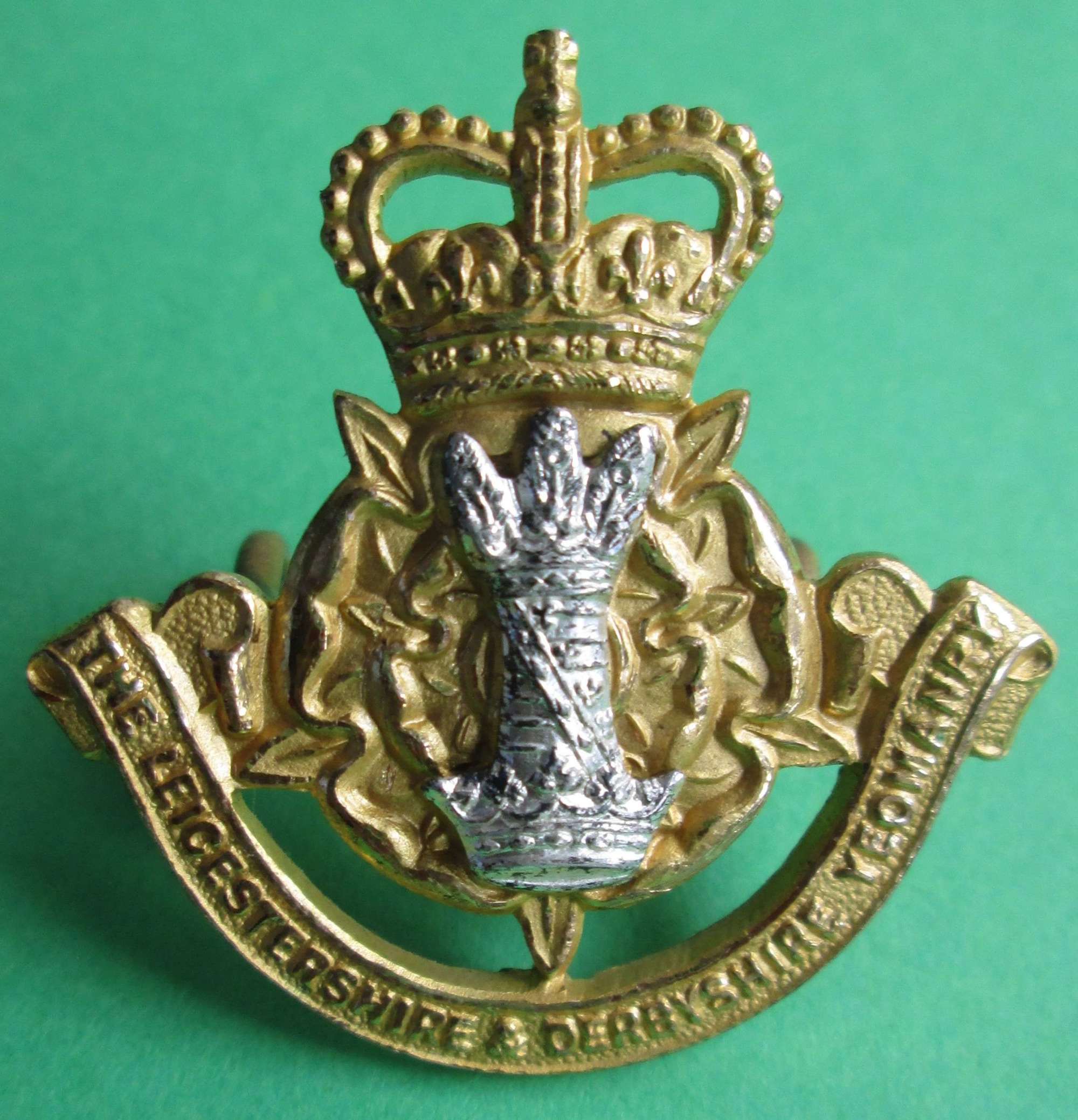 A LEICSTERSHIRE AND DERBYSHIRE YEOMANRY OFFICERS BADGE