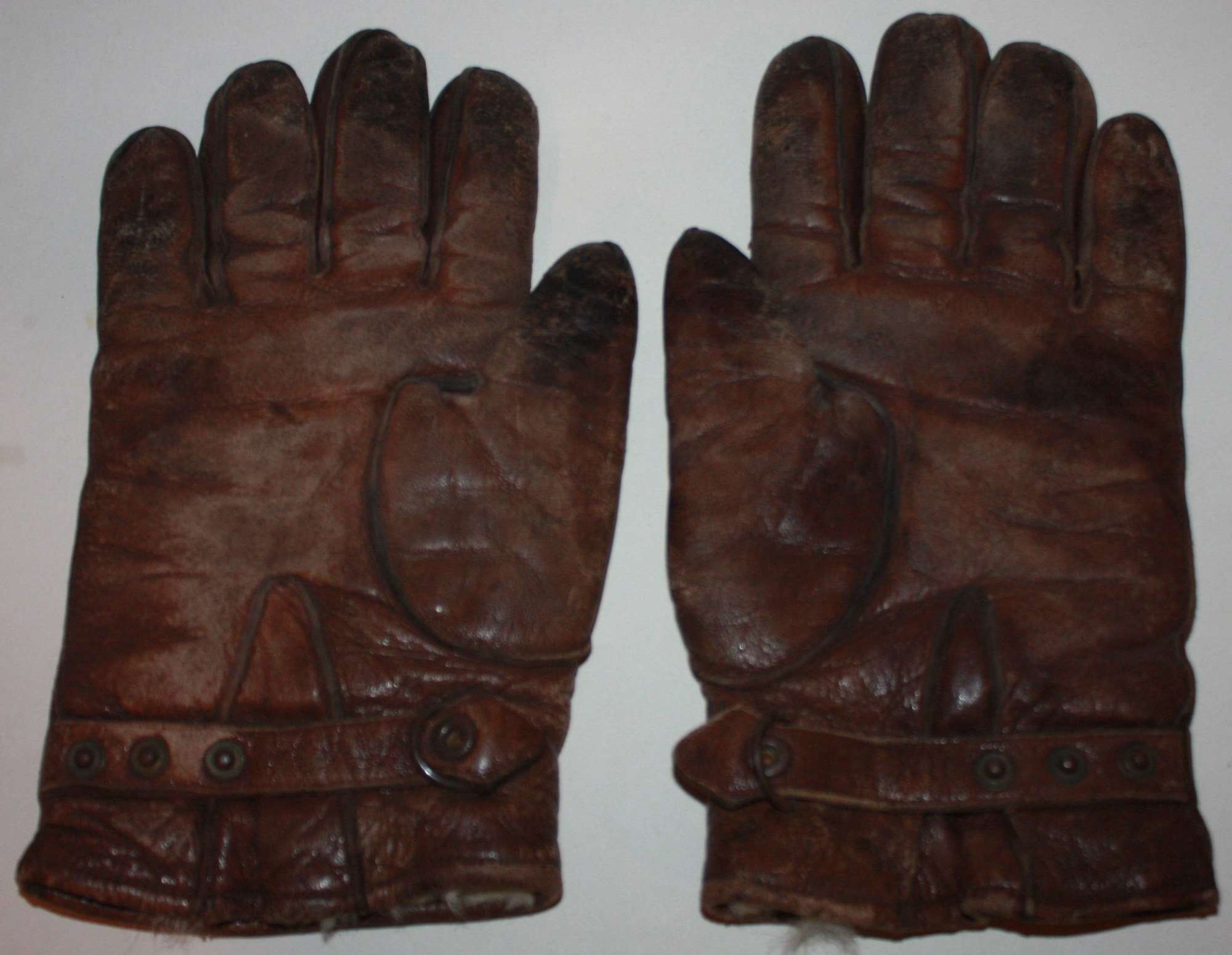 A GOOD PAIR OF WWII GERMAN LUFTWAFFE FLIGHING GLOVES 1942 DATED
