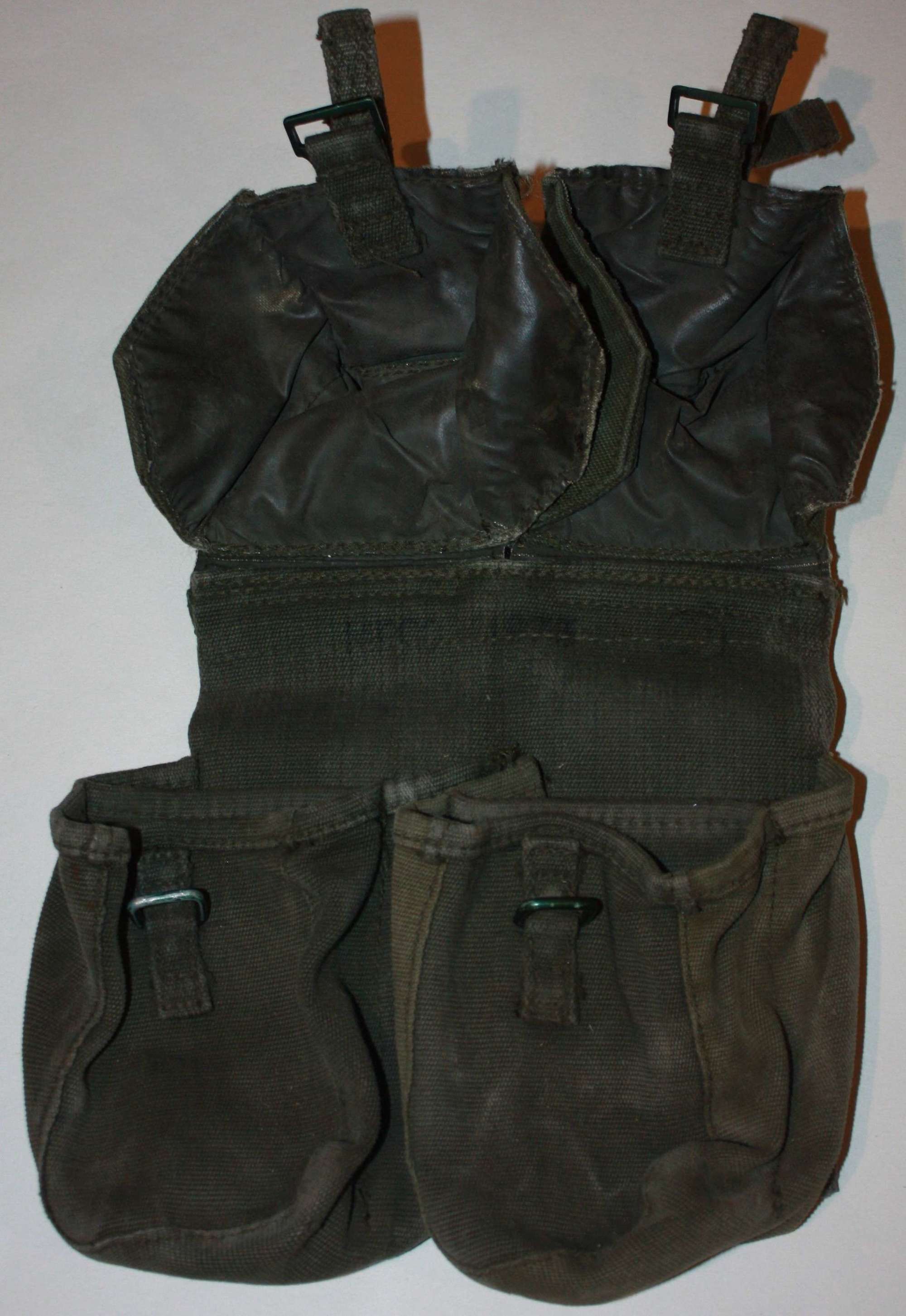 A GOOD 1970'S EARLY 80'S SLR LOOP MAG POUCH