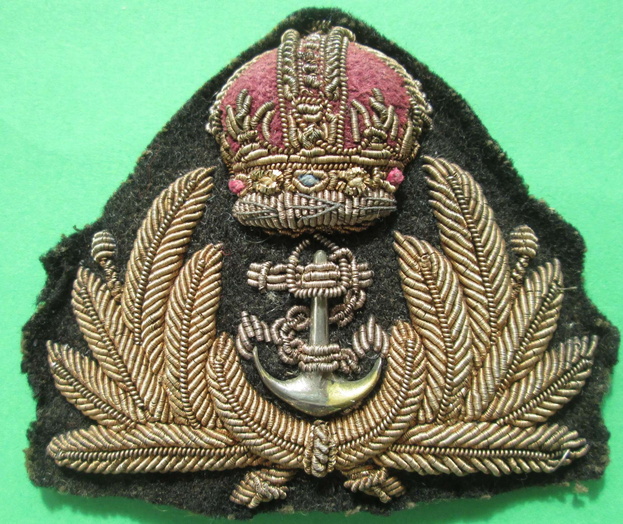 A KING'S CROWN ROYAL NAVY OFFICER'S CAP BADGE