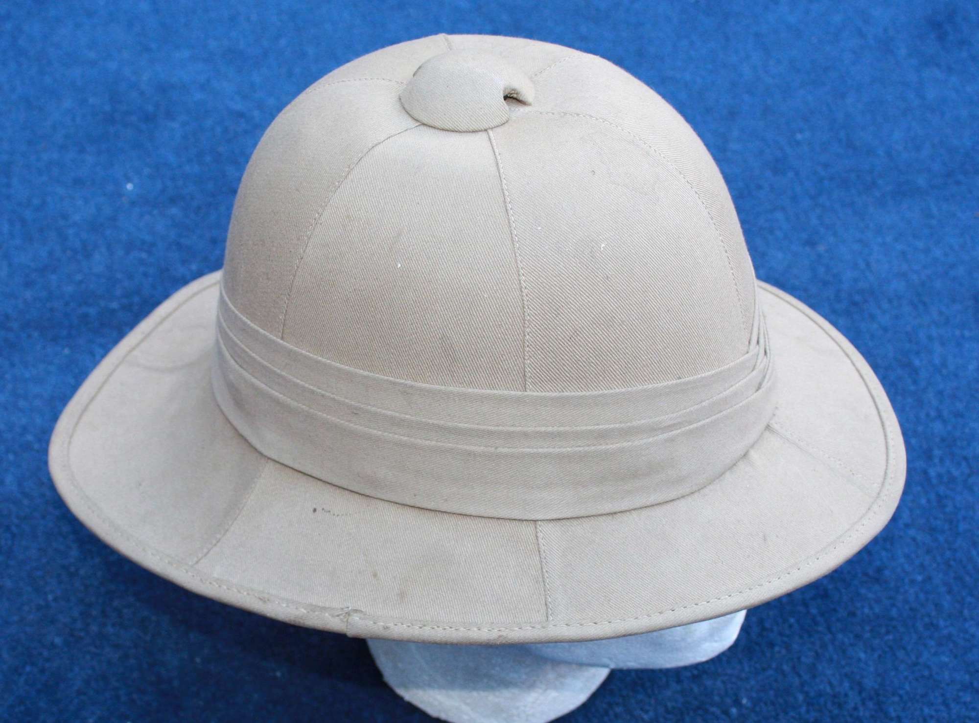 EARLY WW2 BRITISH ARMY OTHER RANKS PITH HELMET & HAT BAG.