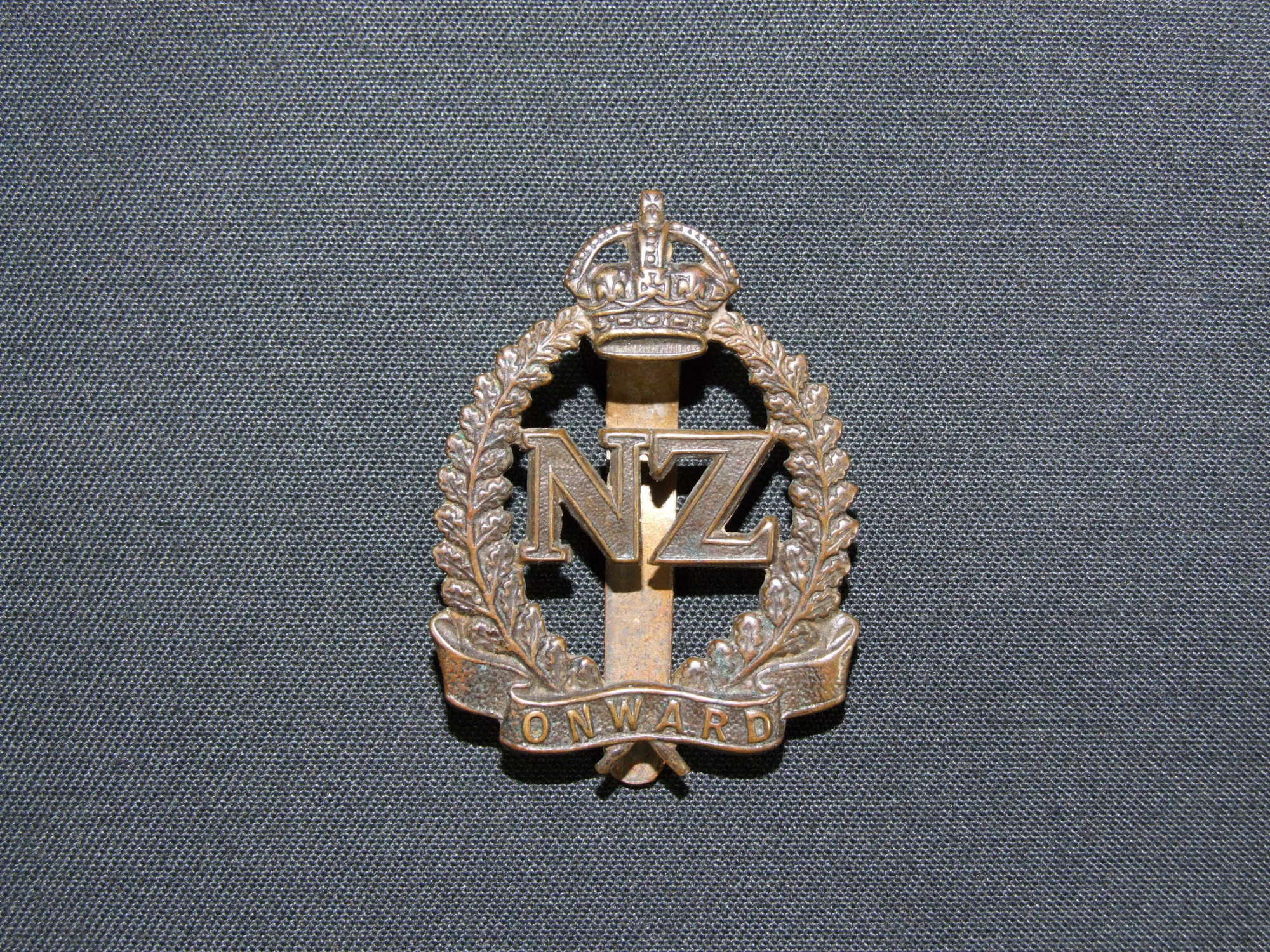 WW1 New Zealand Army Cap Badge – British Section with Oakleaves