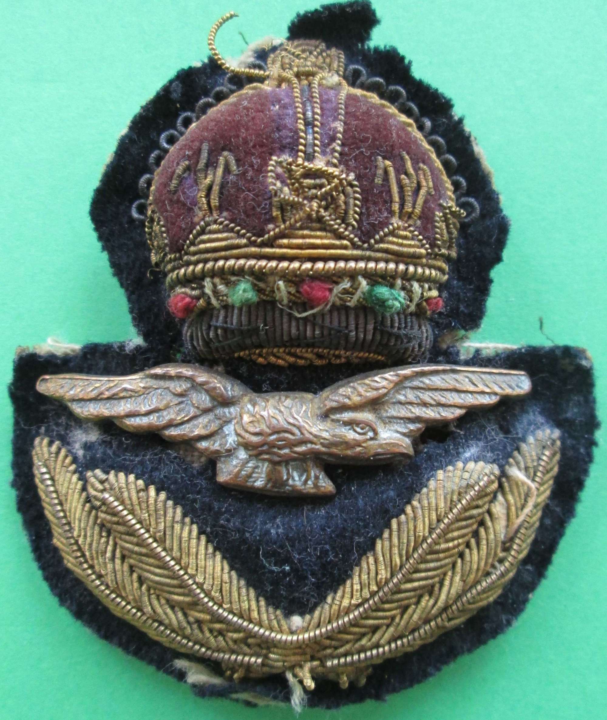 WWII ROYAL AIR FORCE OFFICER'S CAP BADGE