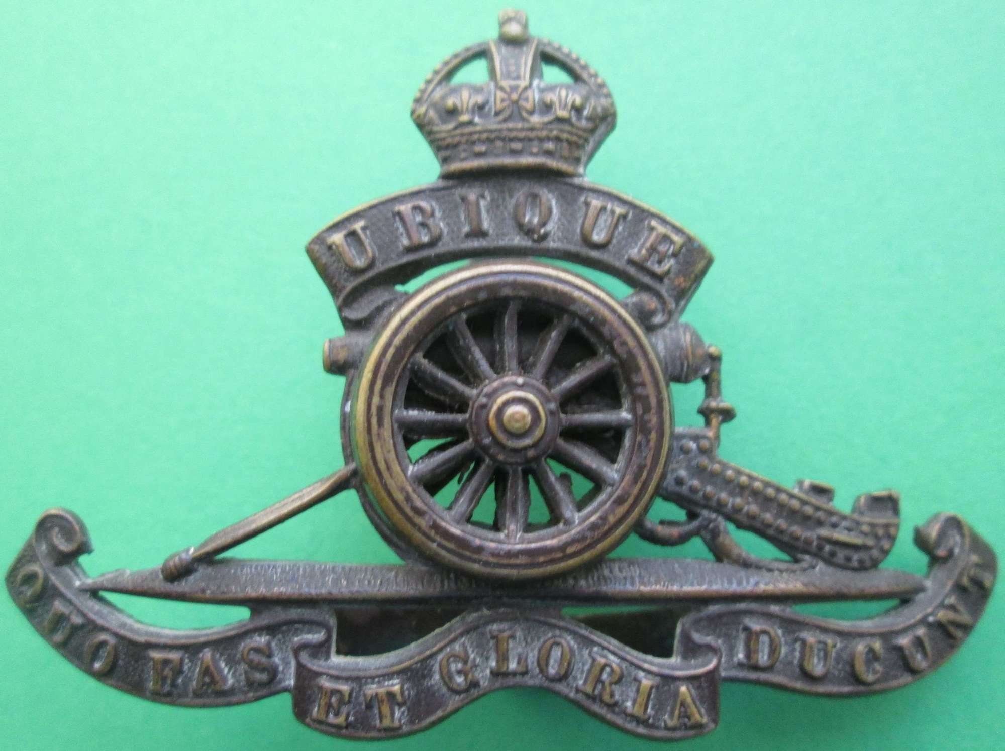OFFICER'S ROYAL ARTILLERY CAP BADGE WITH MOVEABLE WHEEL