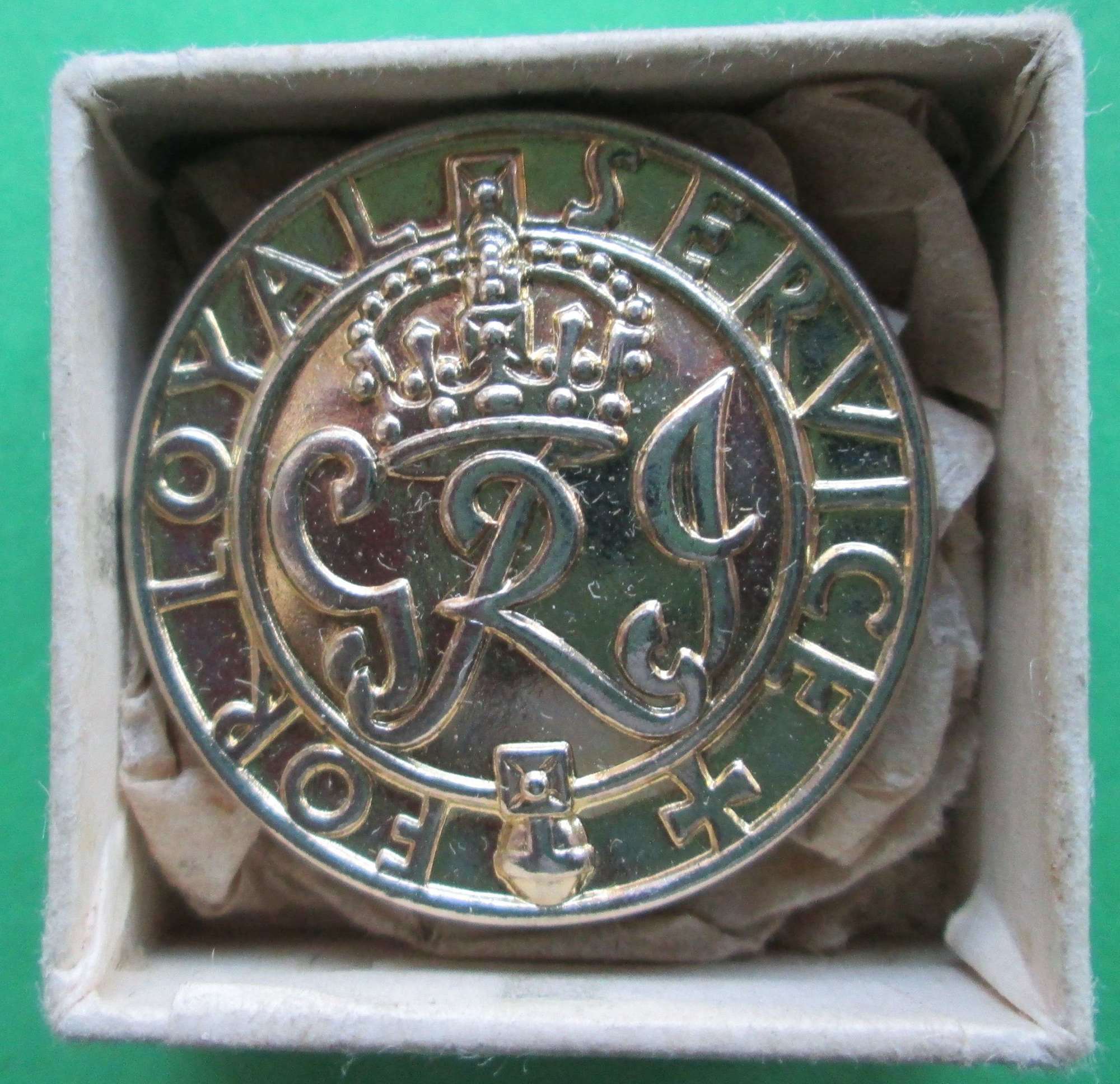A BOXED WWII MINISTRY OF PENSIONS FOR LOYAL SERVICE BADGE