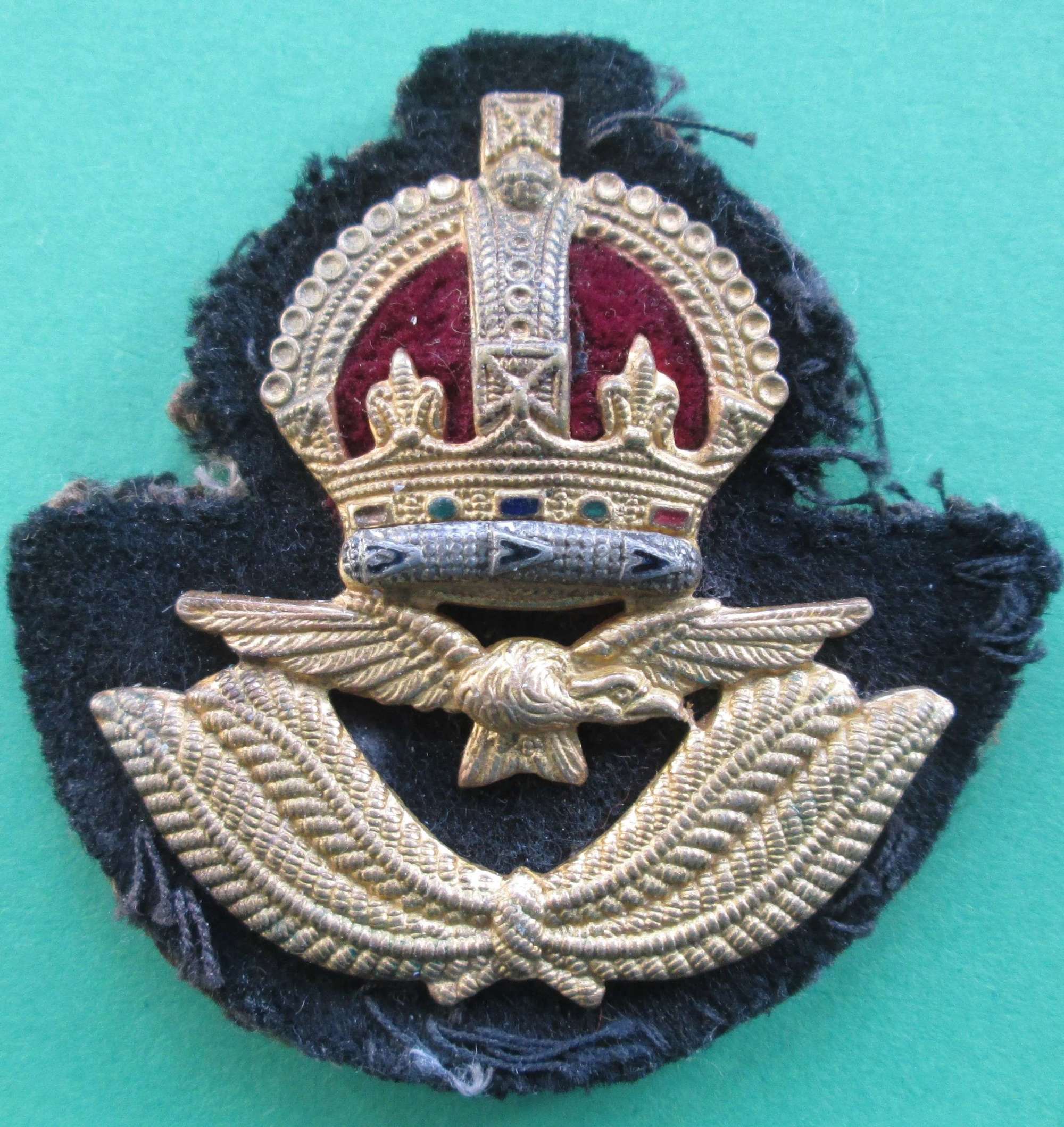 GOOD WWII PERIOD RAF OFFICER'S ECONOMY BERET BADGE