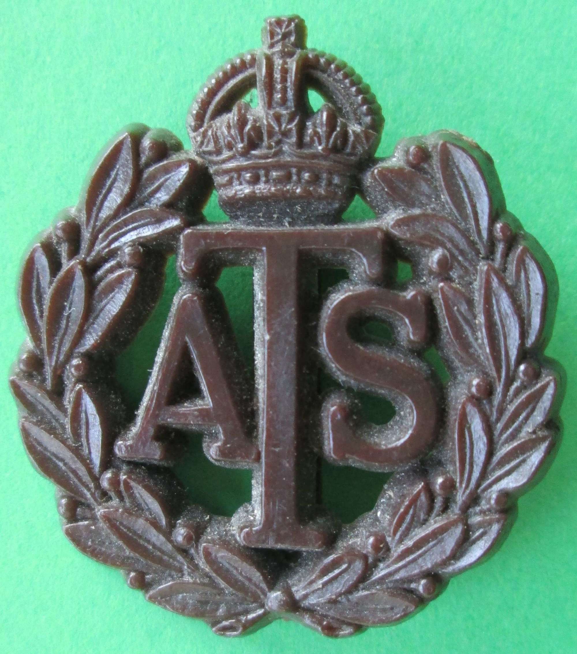 A WWII PERIOD PLASTIC AUXILIARY TERRITORIAL SERVICE CAP BADGE