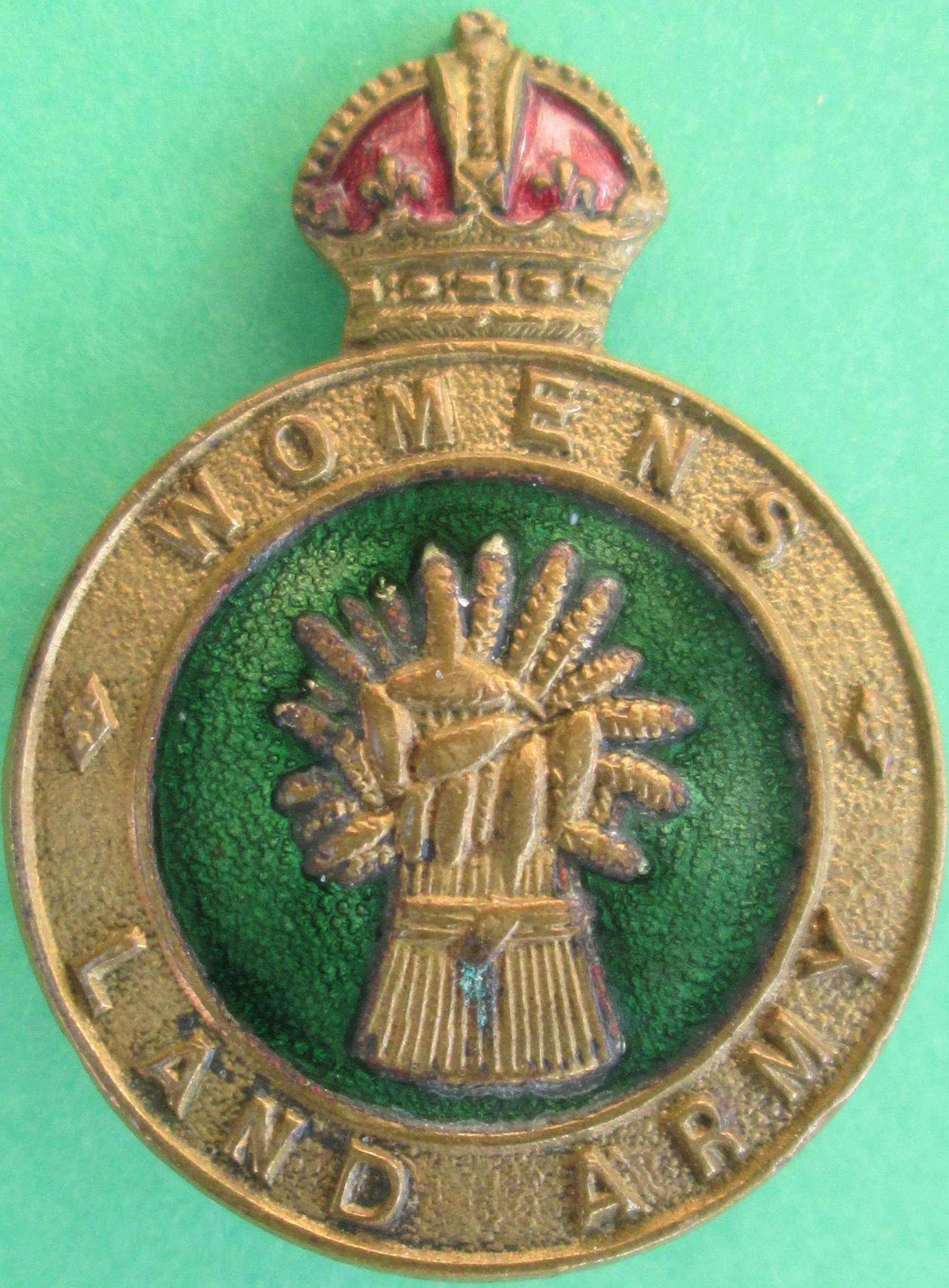 A WWII PERIOD WOMEN'S LAND ARMY CAP BADGE