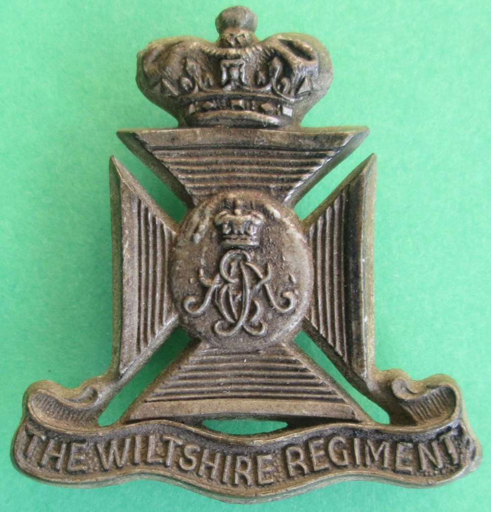WWII PERIOD WILTSHIRE REGIMENT PLASTIC CAP BADGE