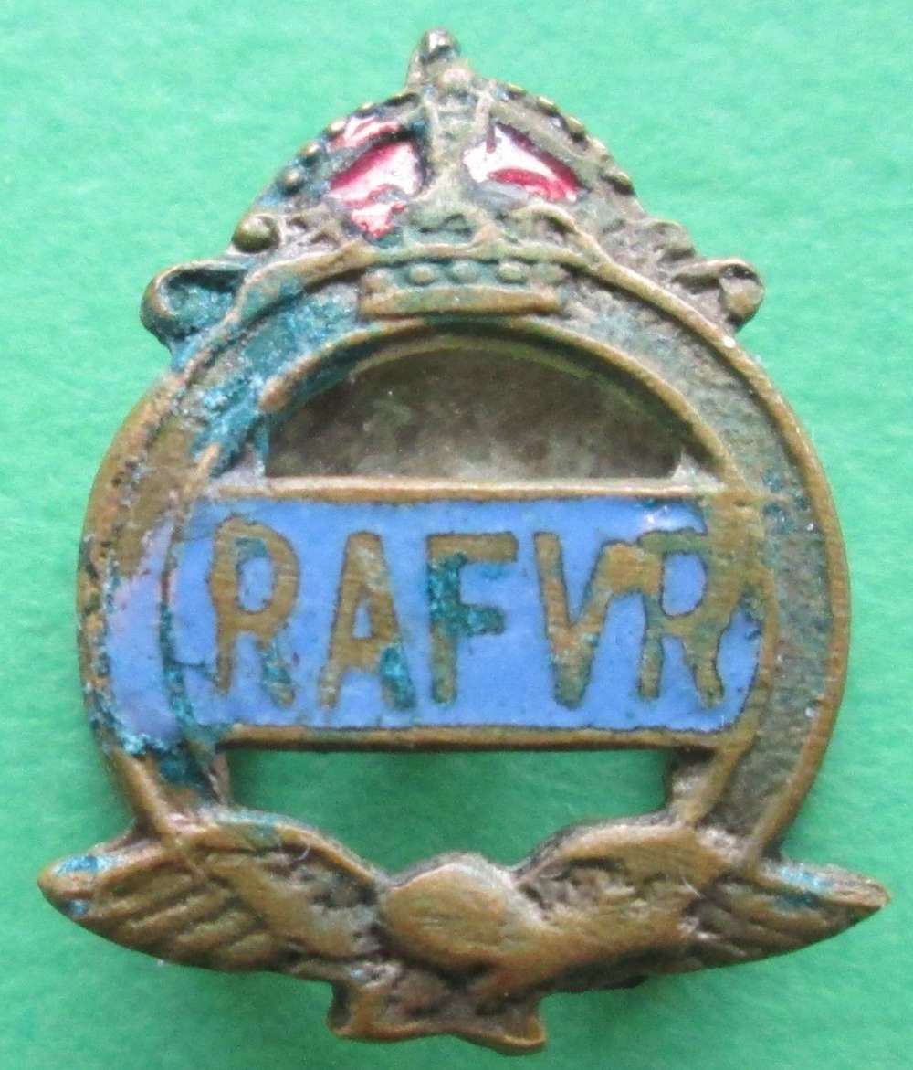 ROYAL AIR FORCE VOLUNTEER RESERVE LAPEL BADGE