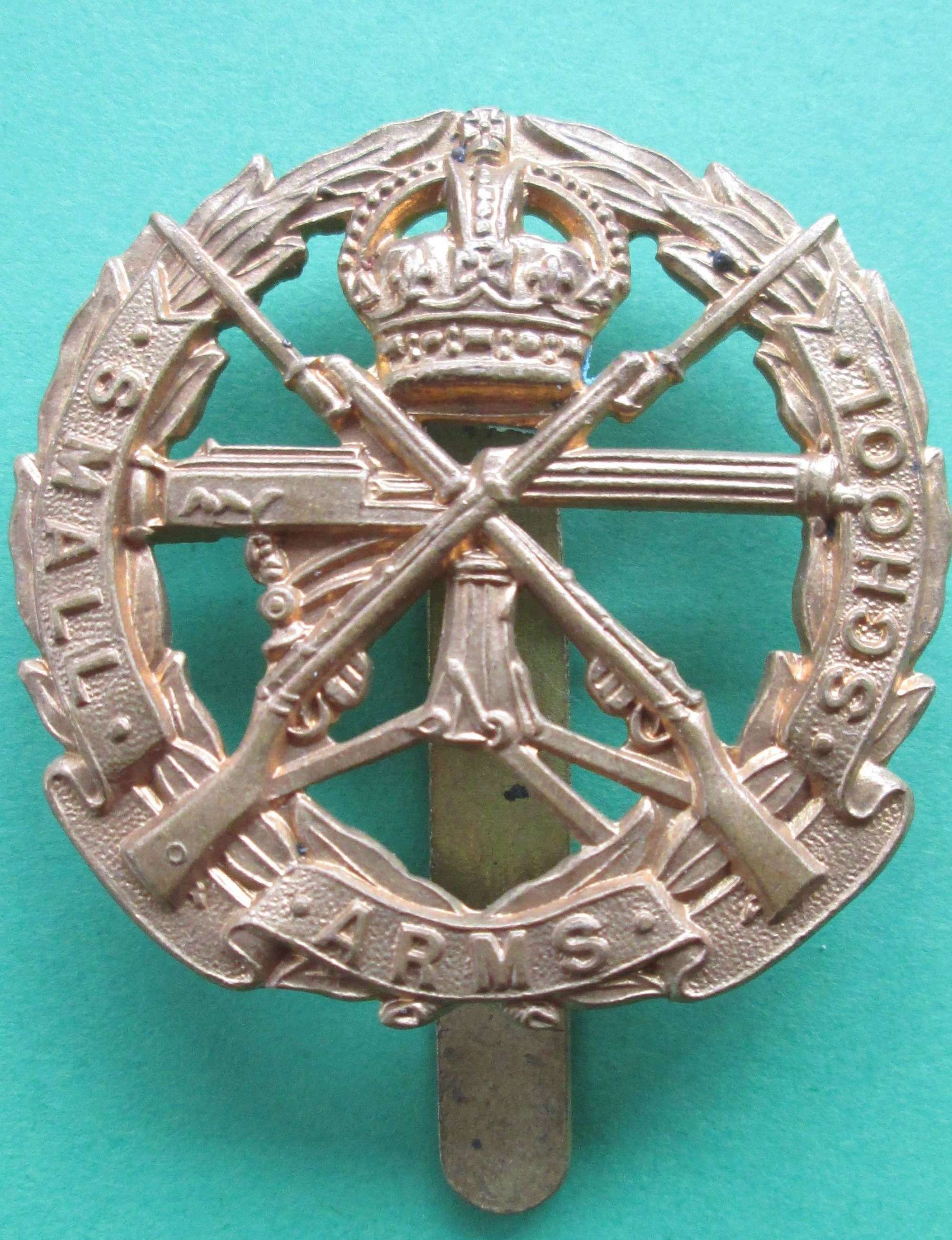 WWII PERIOD SMALL ARMS SCHOOL CAP BADGE
