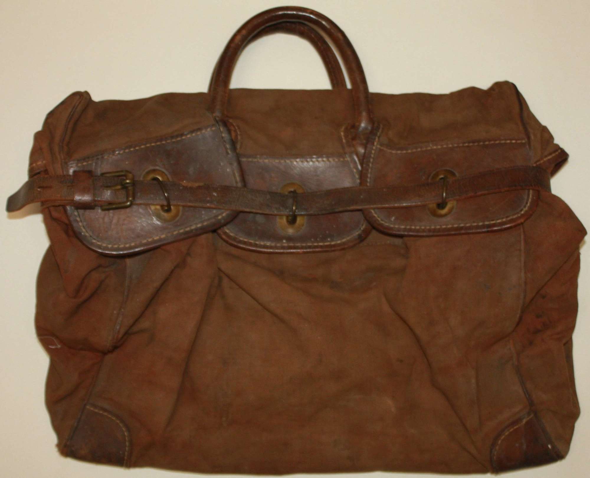 A GOOD LATE VICTORIAN JUNIOR ARMY AND NAVY STORES OFFICERS BAG