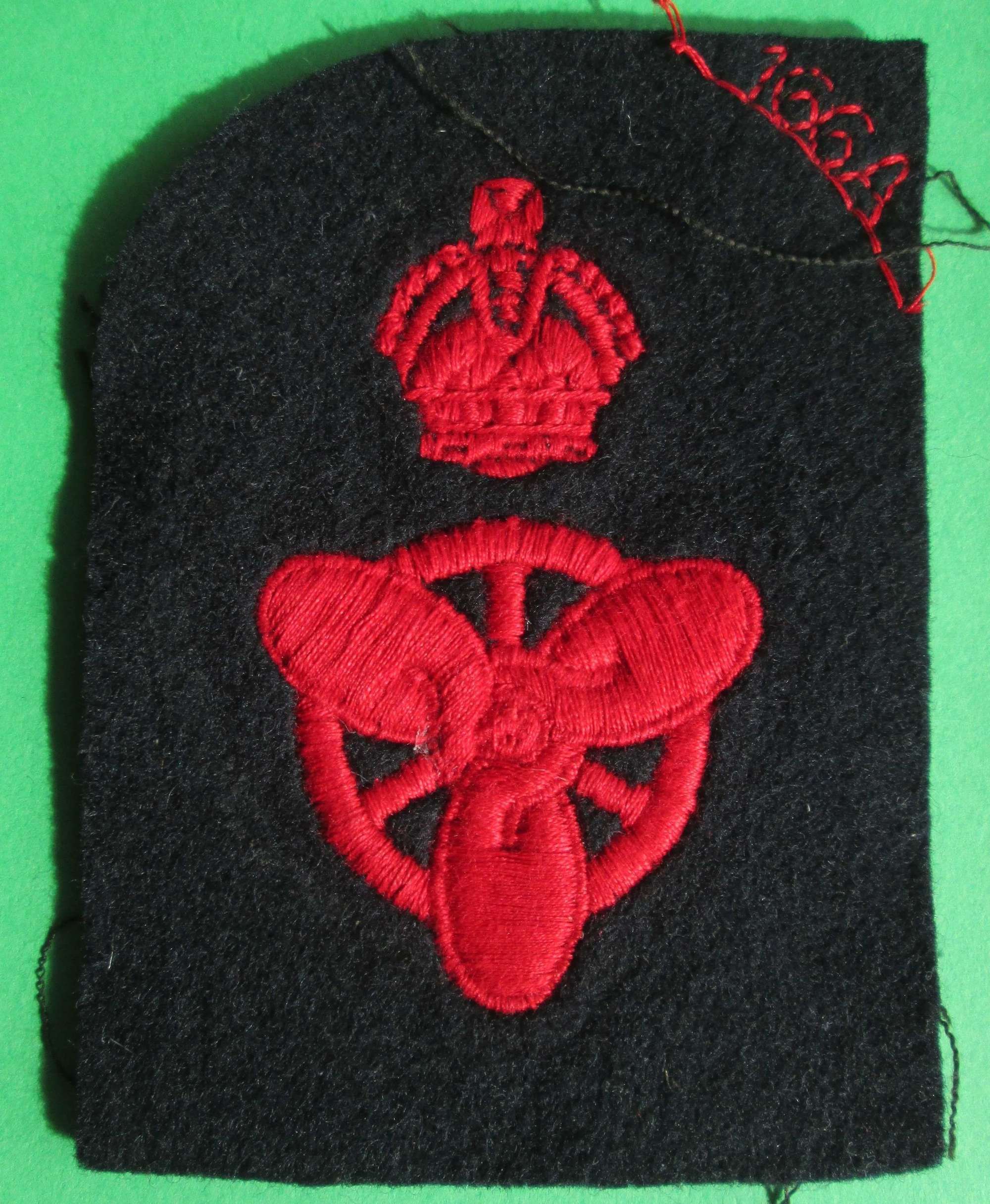 WWII PERIOD ROYAL NAVY ENGINEERING MECHANIC BRANCH BADGE