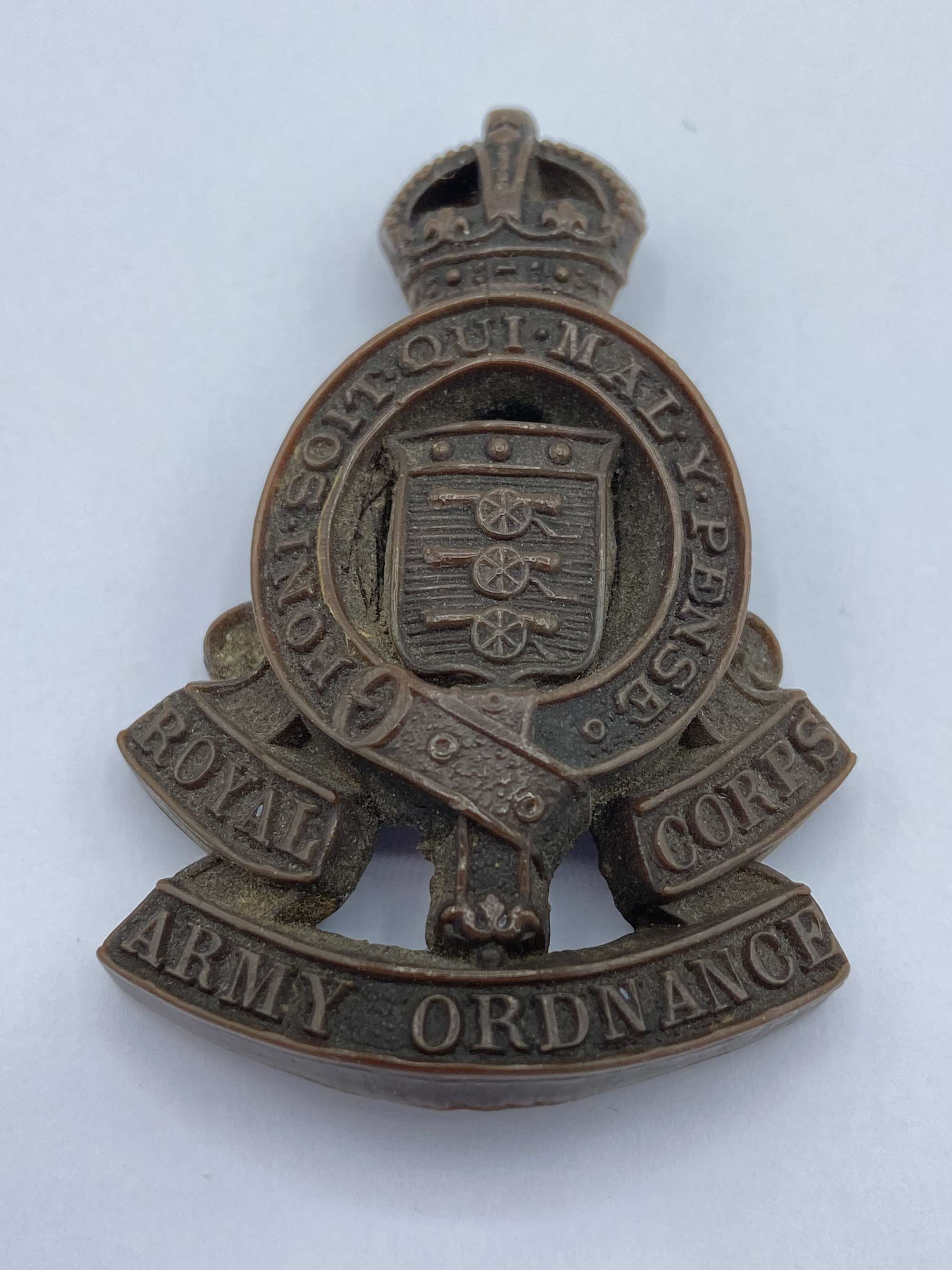 WW2 British Royal Army Ordnance Corps RAOC Plastic Economy Cap Badge