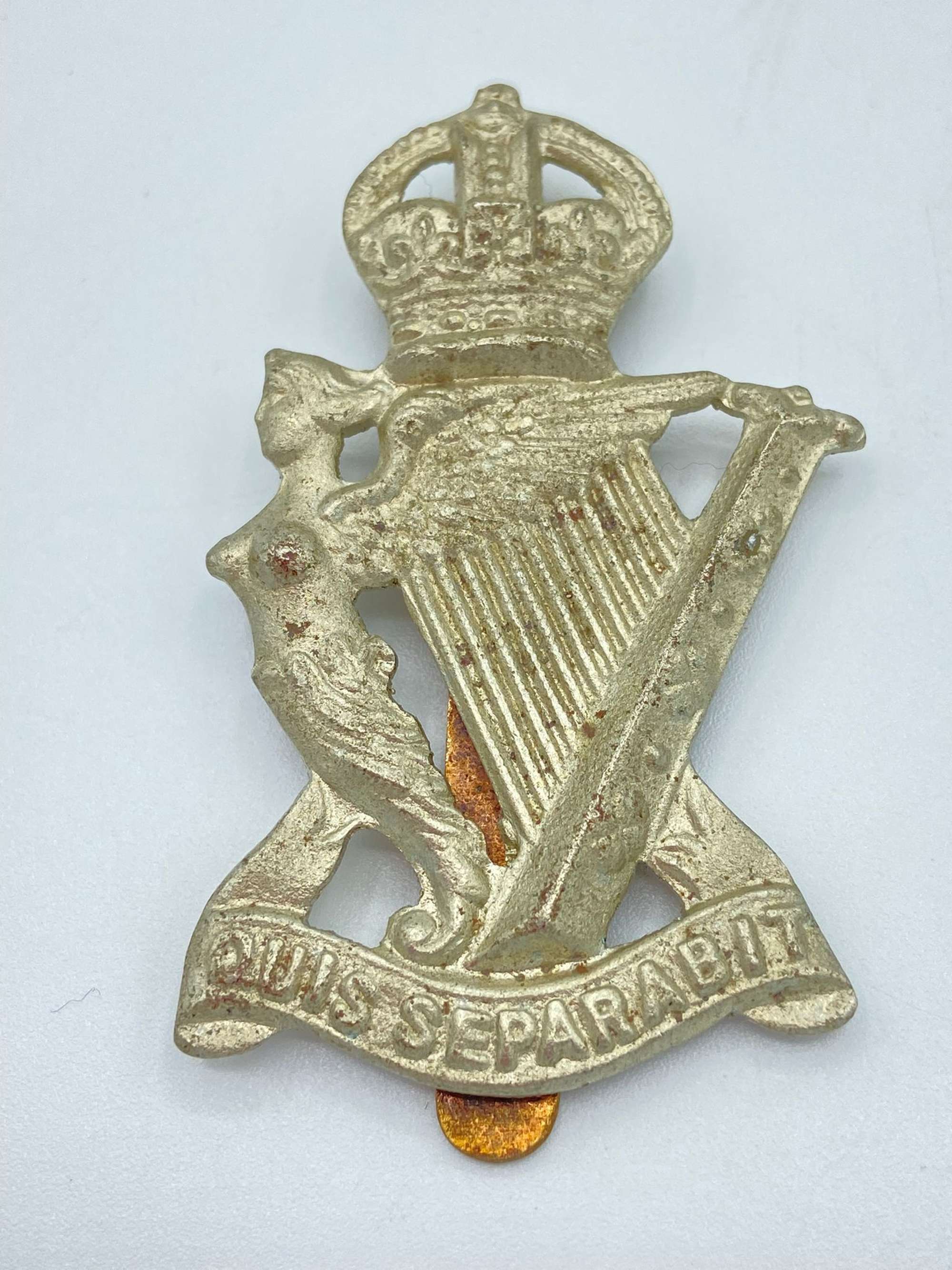 WW2 Irish Rifles Military Slider Cap Badge (QUIS SEPARABIT)