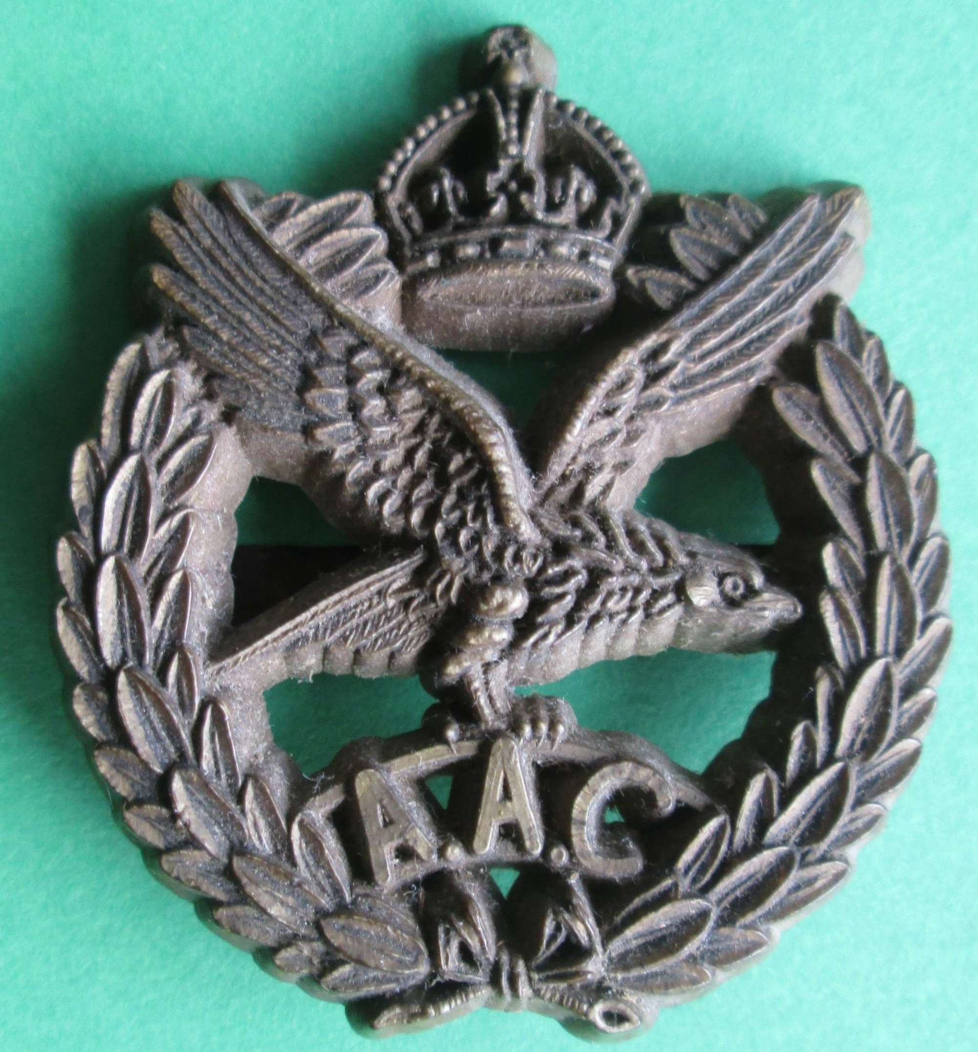 WWII PERIOD ARMY AIR CORPS PLASTIC CAP BADGE