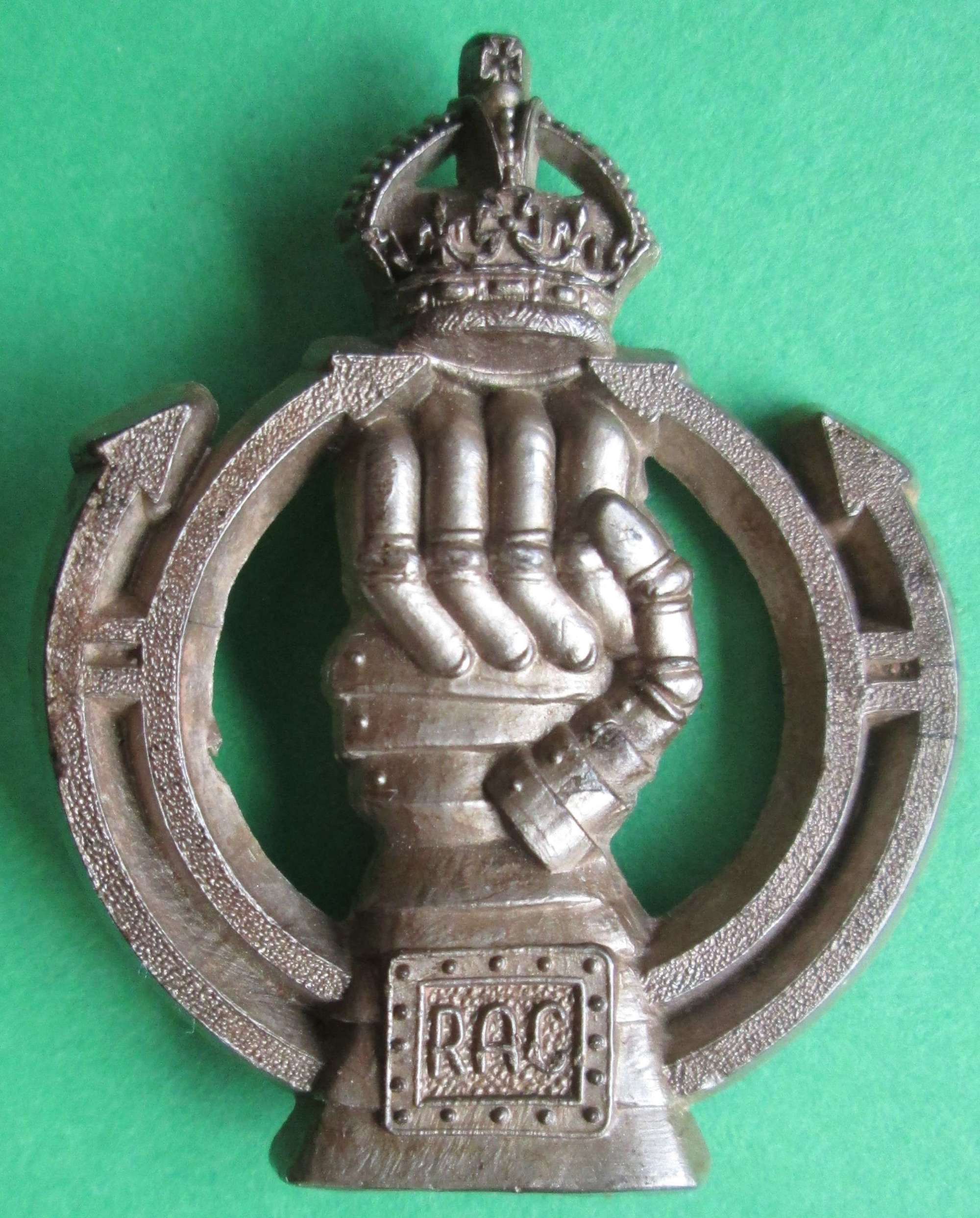 WWII PERIOD ROYAL ARMOURED CORPS PLASTIC CAP BADGE