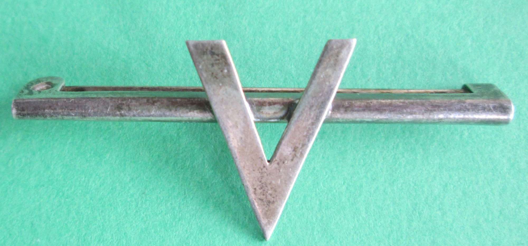 WWII PERIOD V FOR VICTORY BAR BADGE