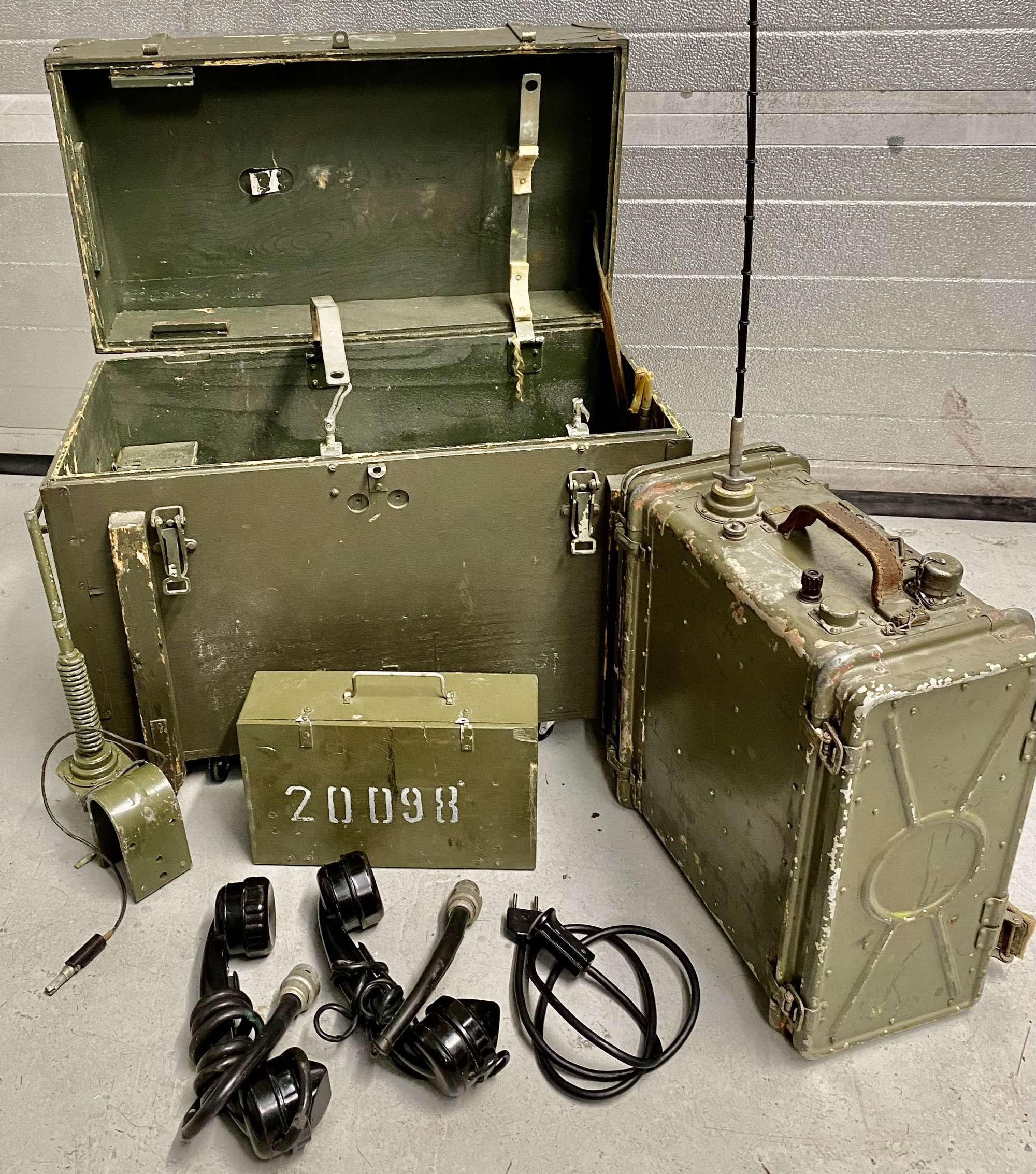 Polish Army Soviet Era R-105 Radio Transceiver with Transit Case & Accessories