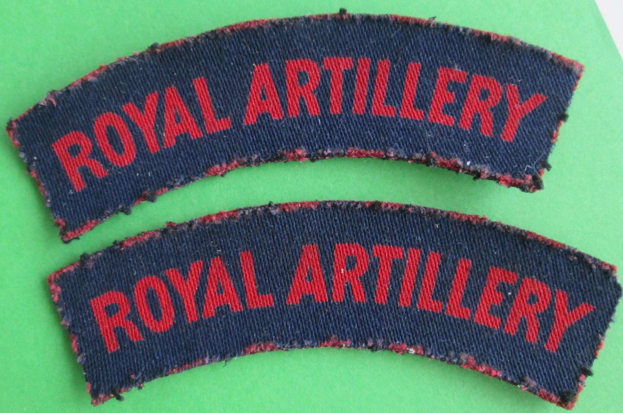 A PAIR OF WWII ROYAL ARTILLERY SHOULDER TITLES