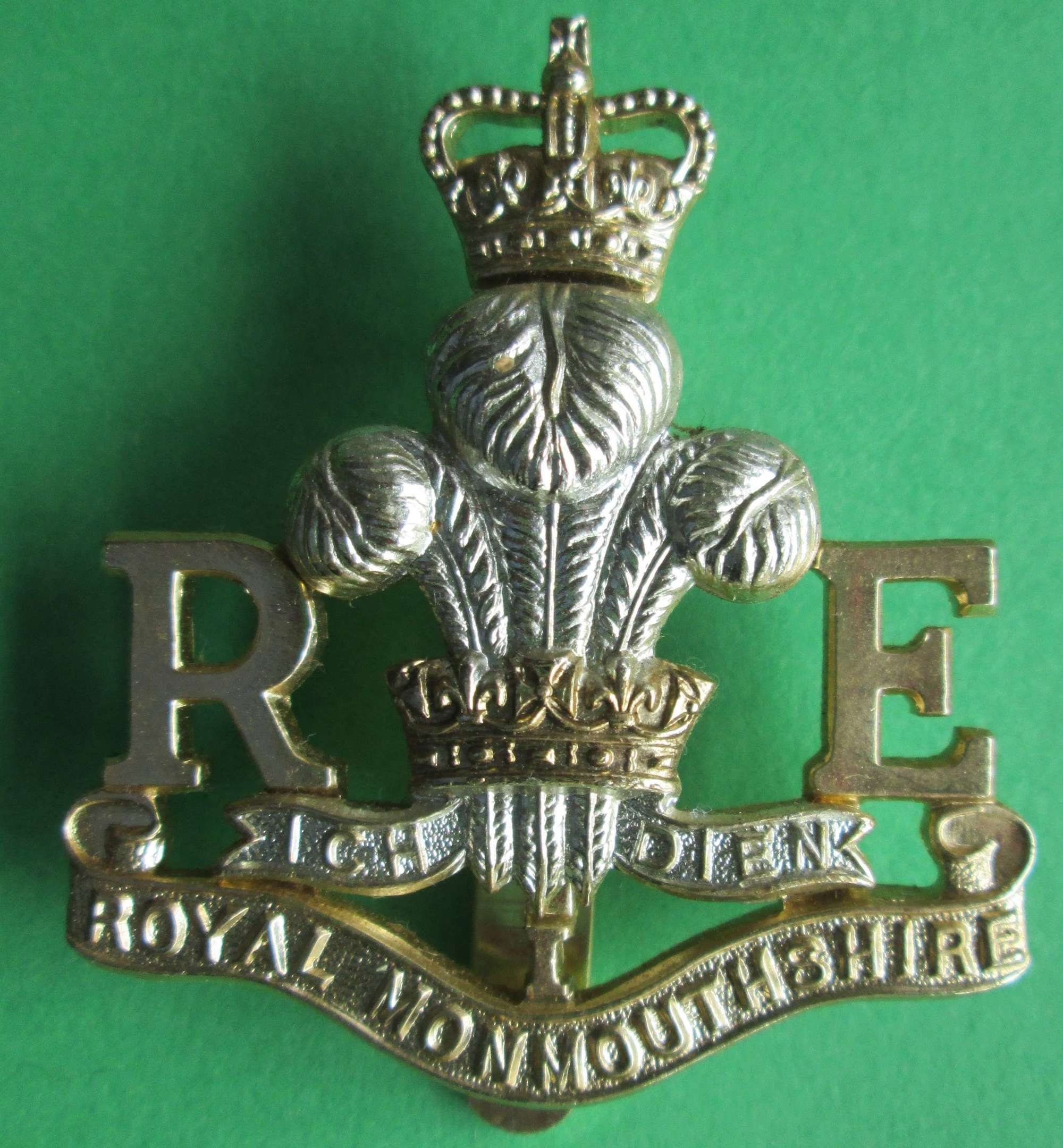 ROYAL MONMOUTHSHIRE ANODISED CAP BADGE