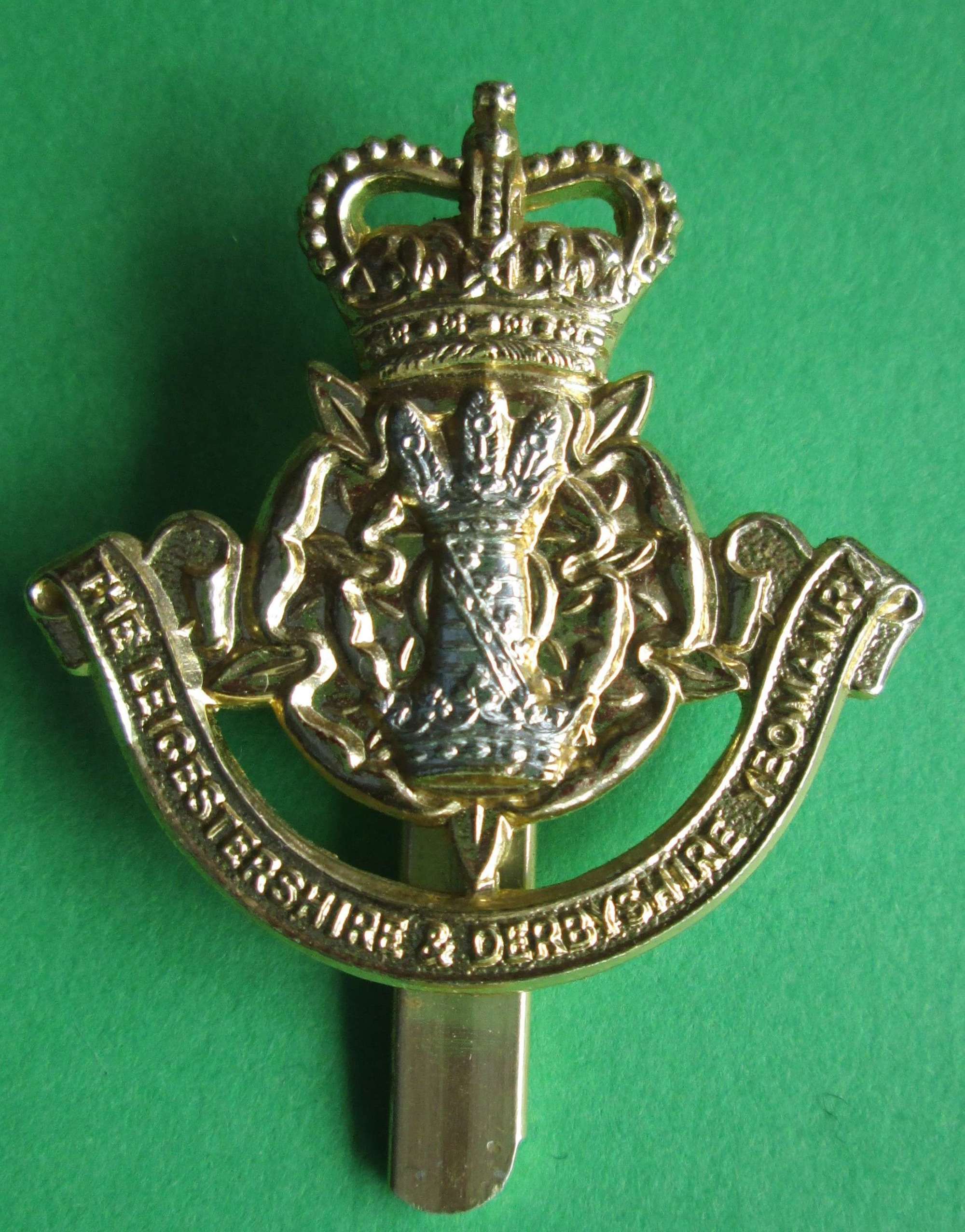 LEICESTERSHIRE & DERBYSHIRE YEOMANRY STAYBRIGHT CAP BADGE