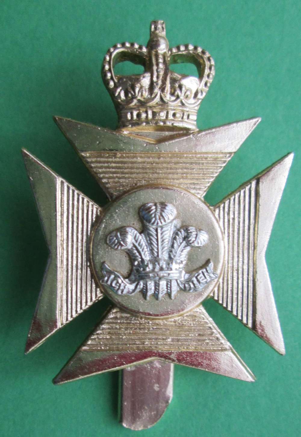 ROYAL WILTSHIRE TERRITORIALS STAY BRIGHT CAP BADGE