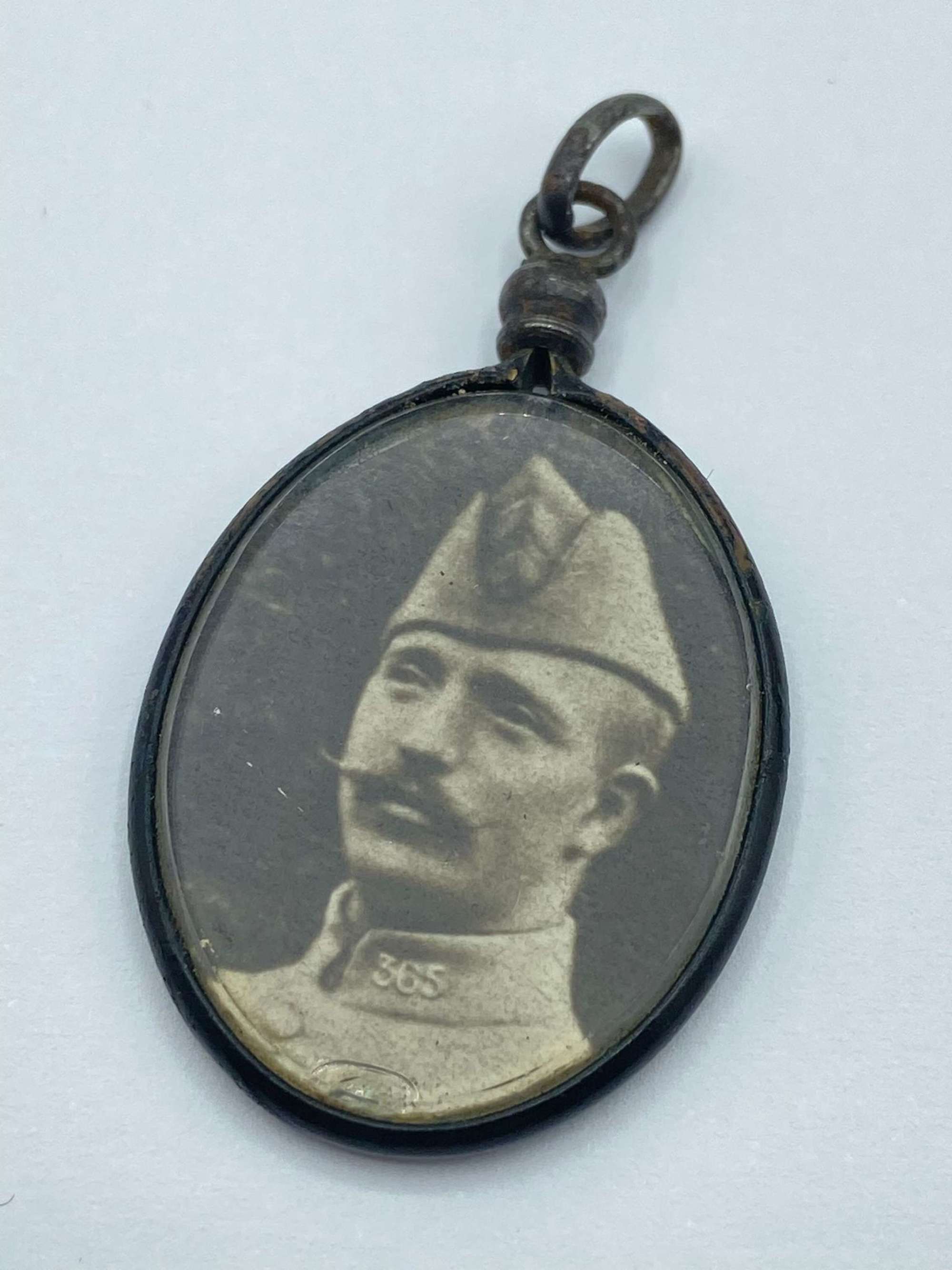 WW1 French Double Sided Locket Of A Lieutenant 365th Infantry Regiment
