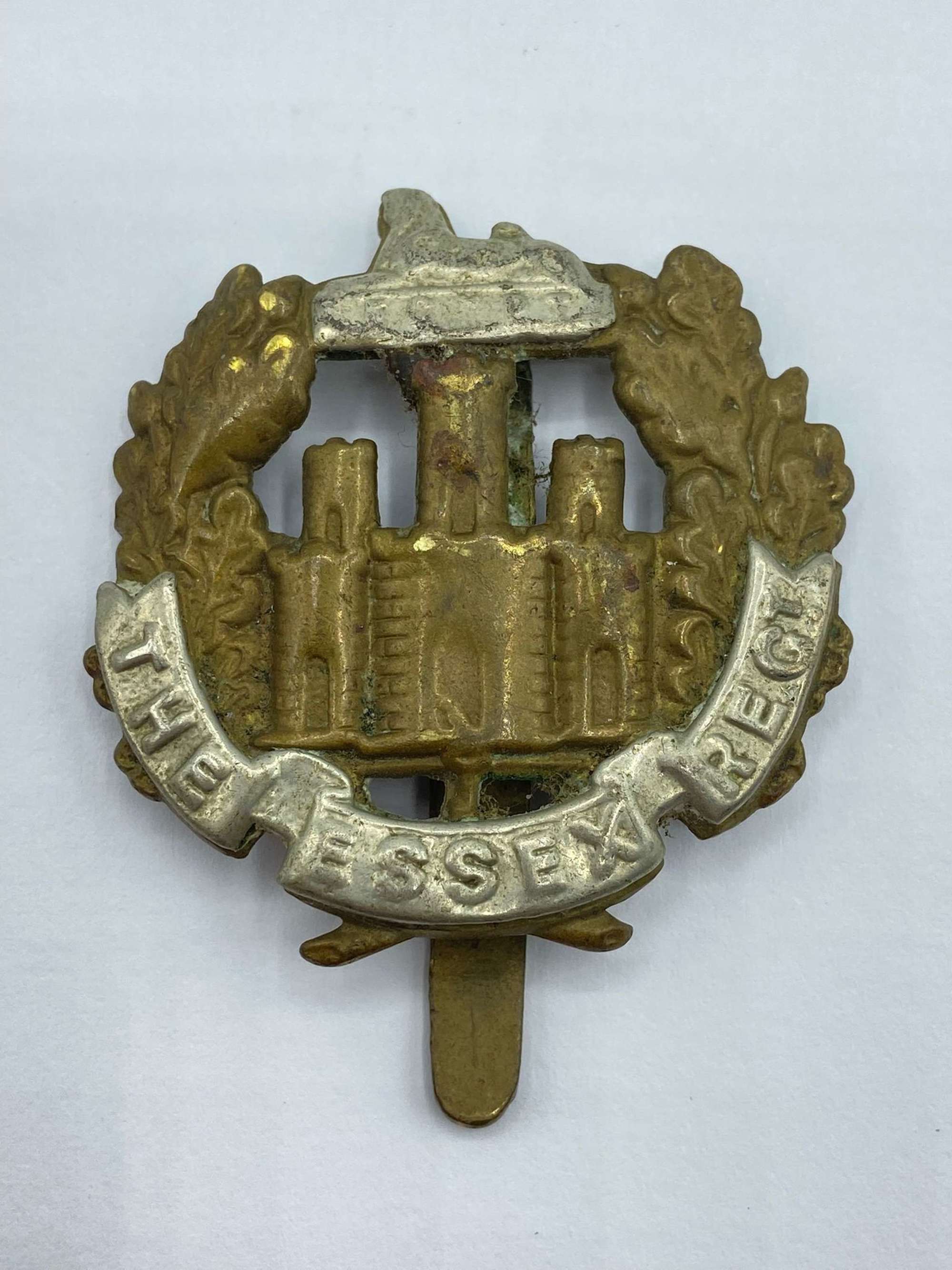 WW1/ WW2 British The Essex Regiment Slider Cap Badge