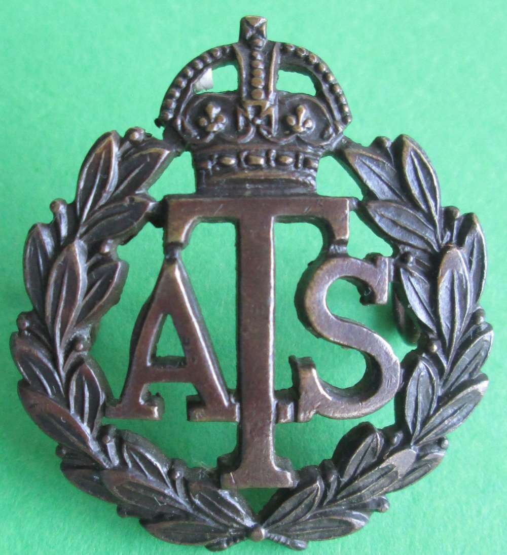 WWII PERIOD AUXILIARY TERRITORIAL SERVICE BRONZE COLLAR DOG