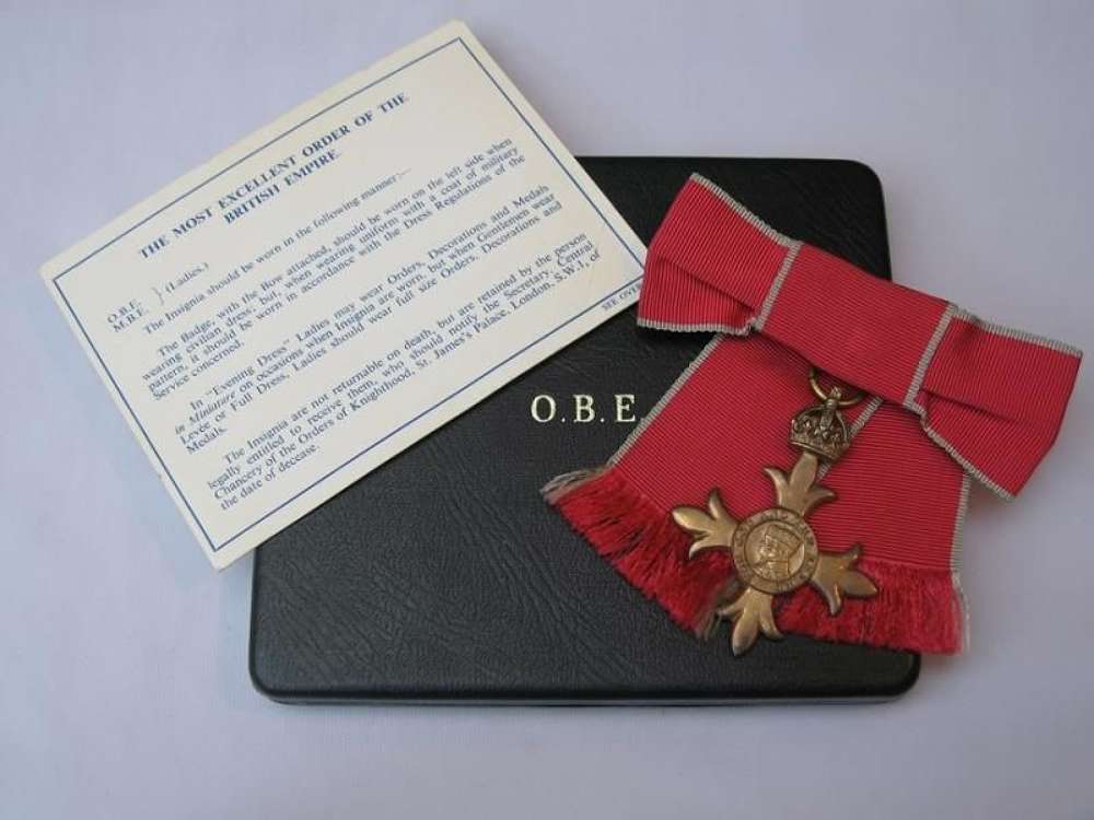 l Large Ladies OBE Solid Silver/Gold Gilt Medal, Presentation Case & Card