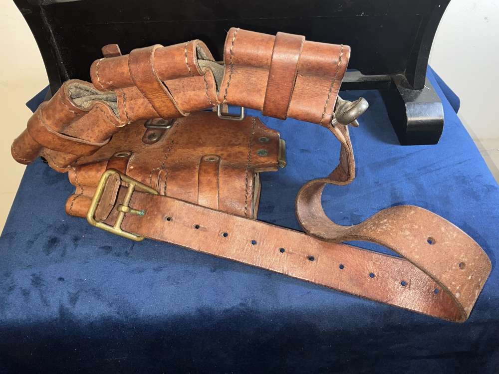 2WW SOLDIERS AMMUNITION POUCHS AND BELT