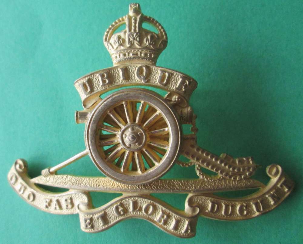 GILT ROYAL ARTILLERY CAP BADGE