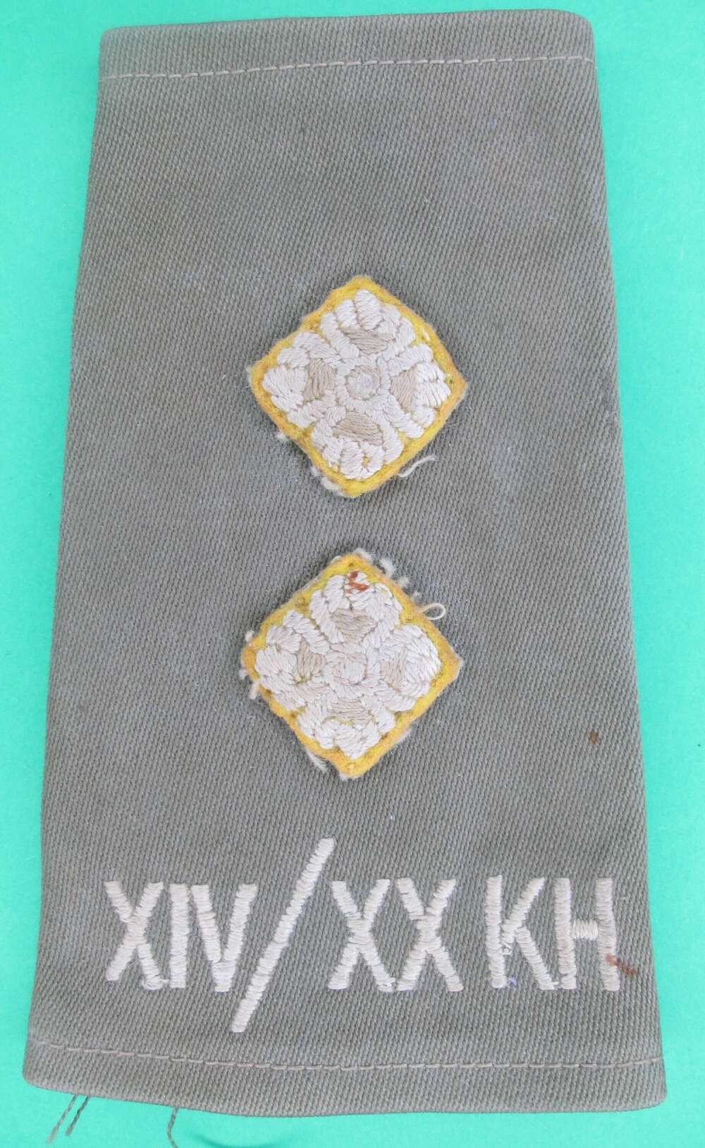 SLIP ON TITLE FOR A SECOND LIEUTENANT IN THE 14TH/20TH KING'S HUSSARS