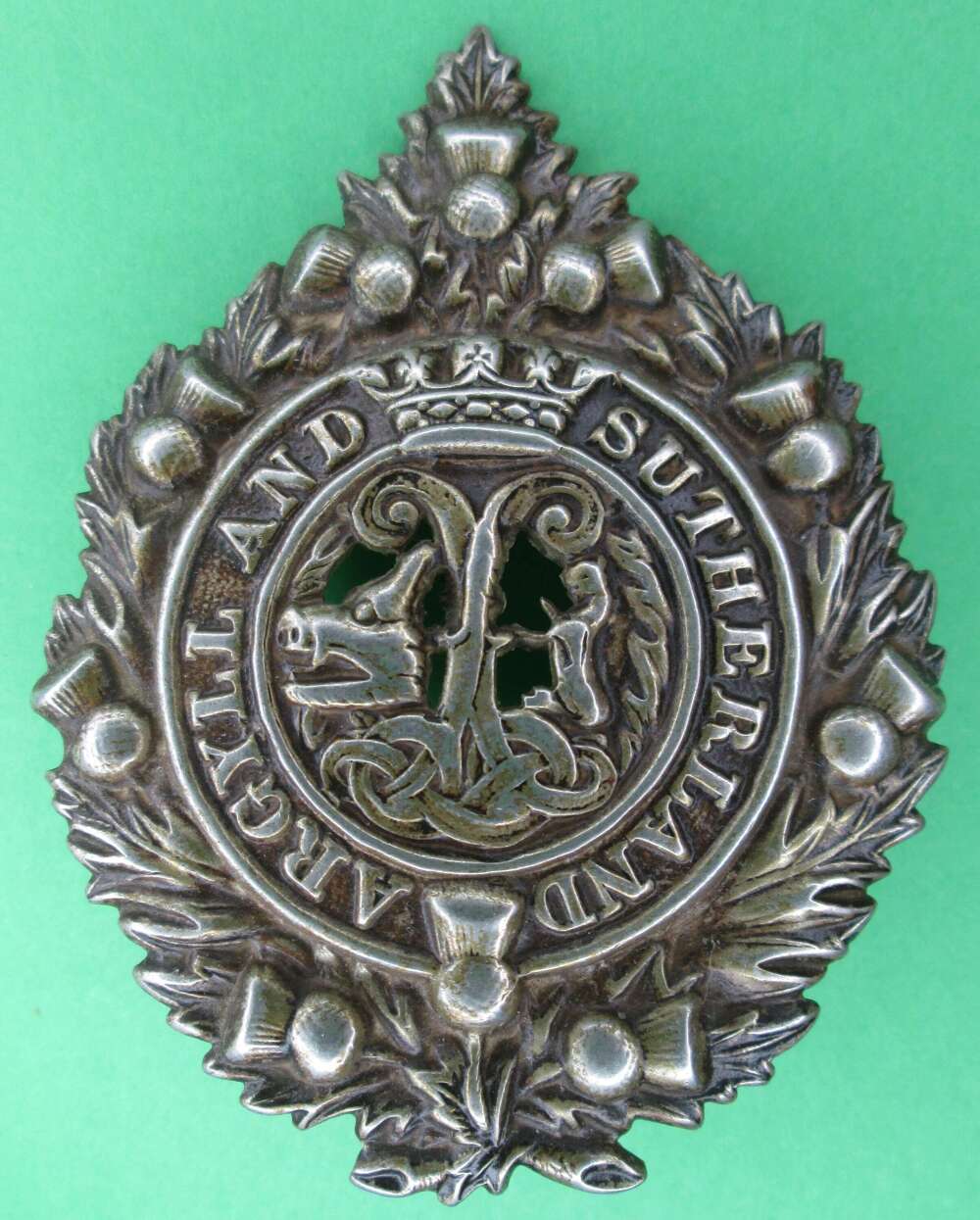 AN ARGYLL AND SUTHERLAND HIGHLANDERS BADGE