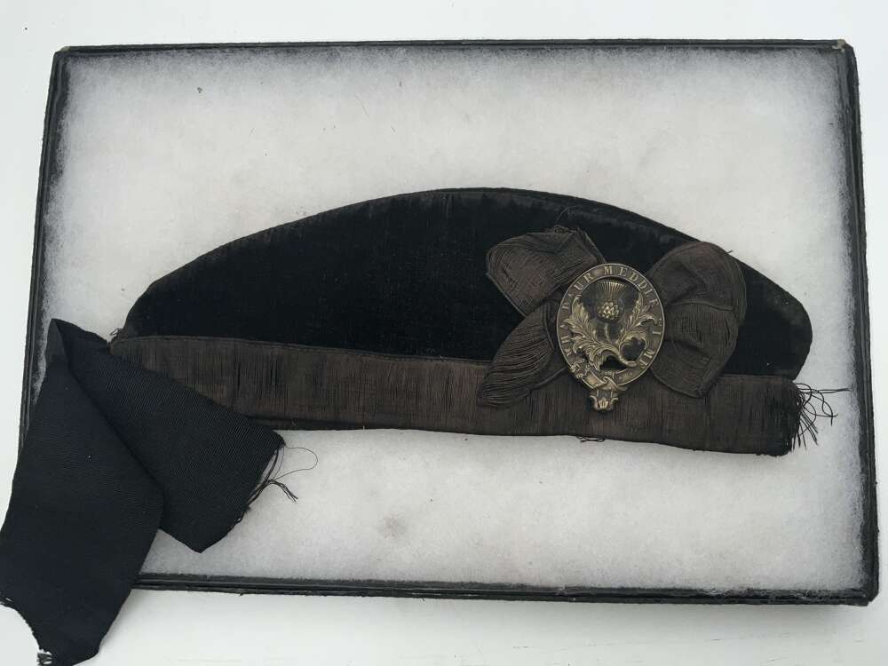 GLENGARRY CLANS MANS HAT AND CLAN BADGE VICTORIAN 