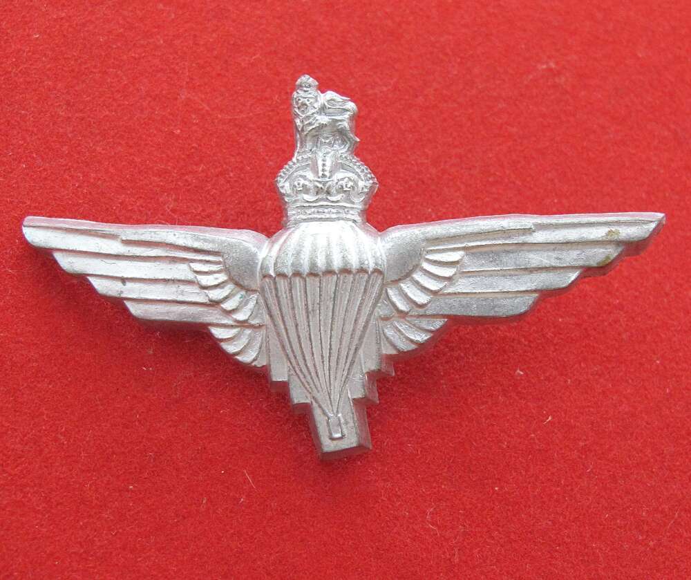 British Airborne Forces Bakelite Cap Badge 