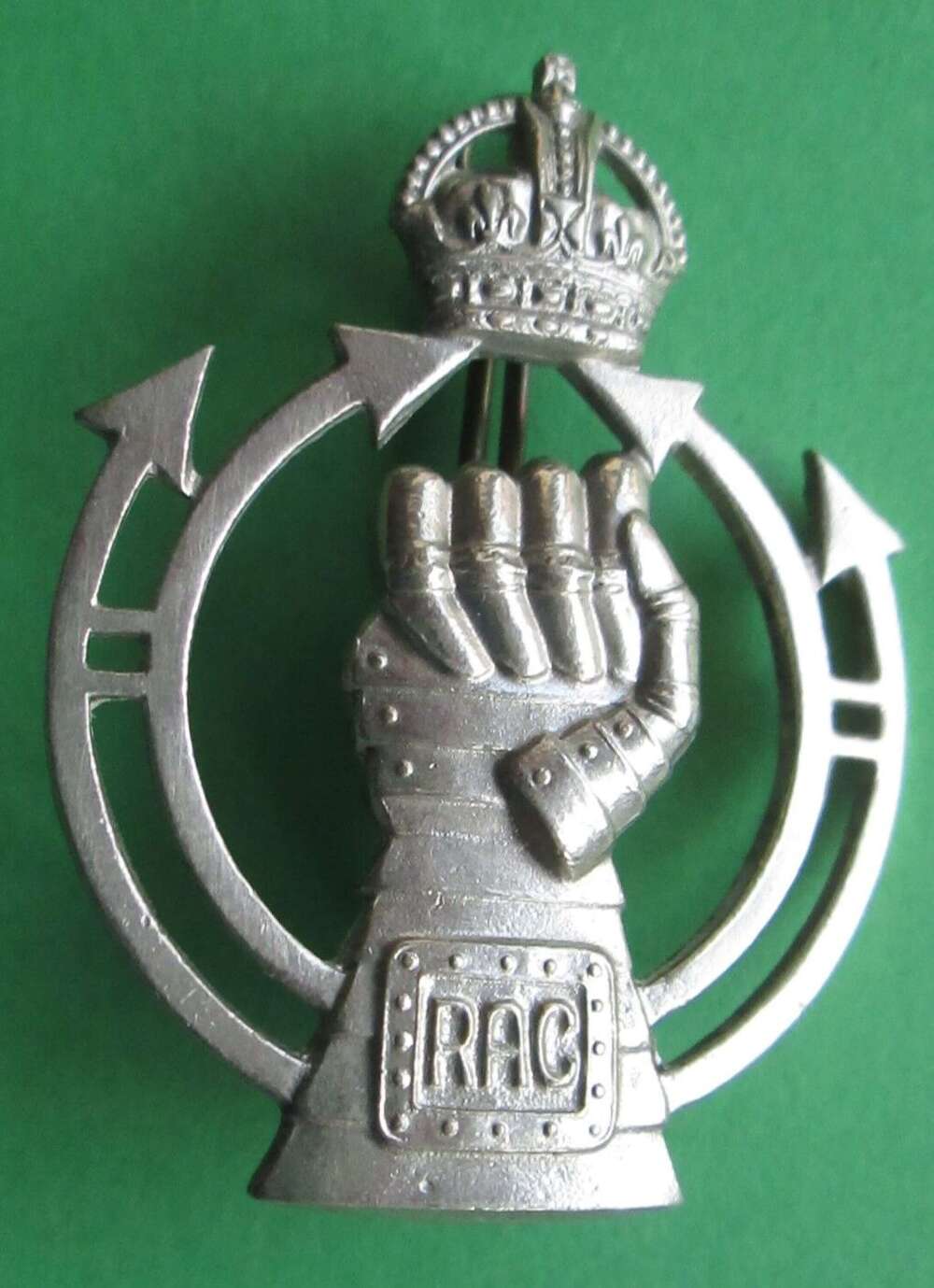 WWII PERIOD ROYAL ARMOURED CORPS CAP BADGE
