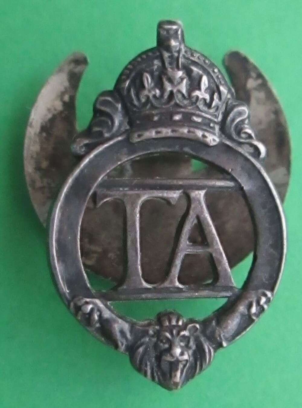 WWII PERIOD SMALL TERRITORIAL ARMY LAPEL BADGE