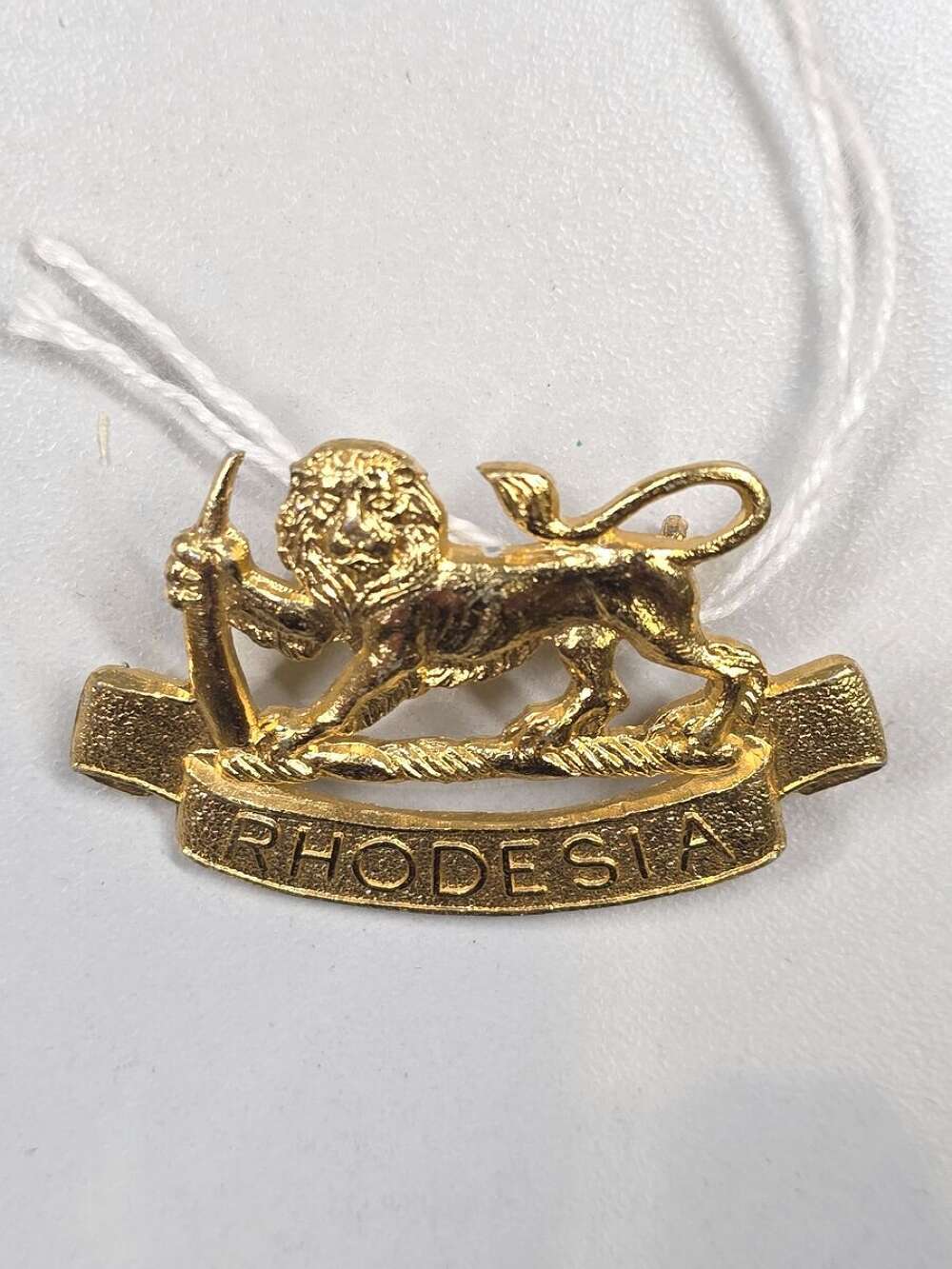 Rhodesian General Service Cap Badge &ndash; &ldquo;Lion and Tusk Over Rhodesia&rdquo; Emblem