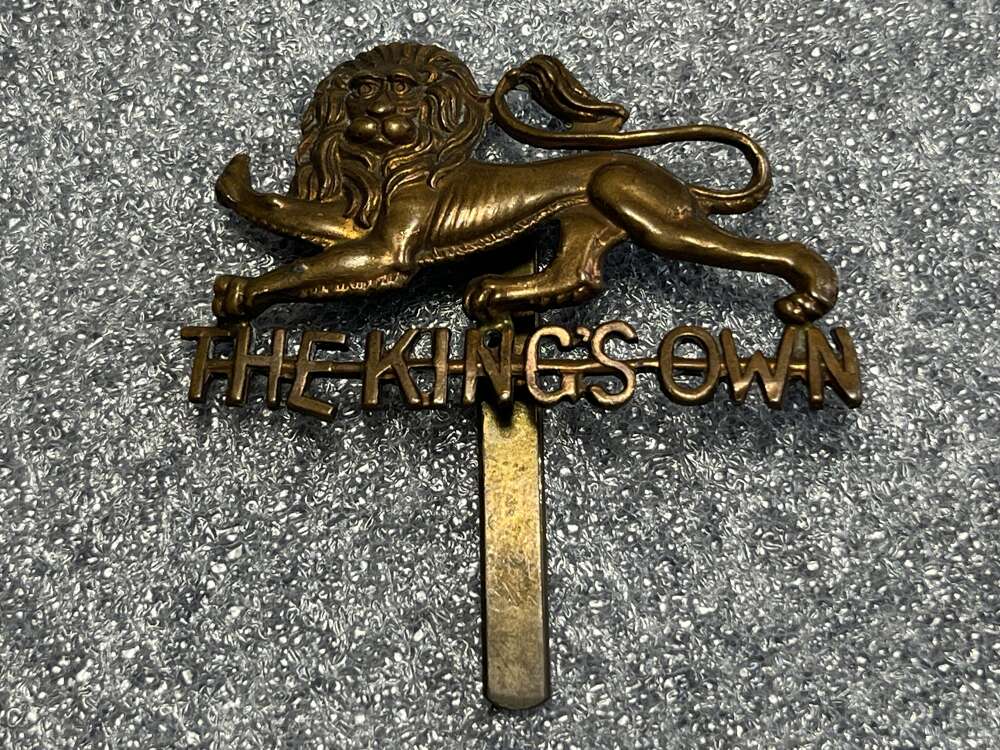 94) Excellent Original WW1 WW2 Cap Badge The Kings Own Royal Regiment (Lancaster)