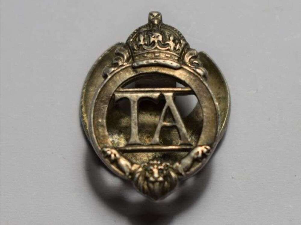 35) Good Original 1930s Territorial Army Lapel Badge