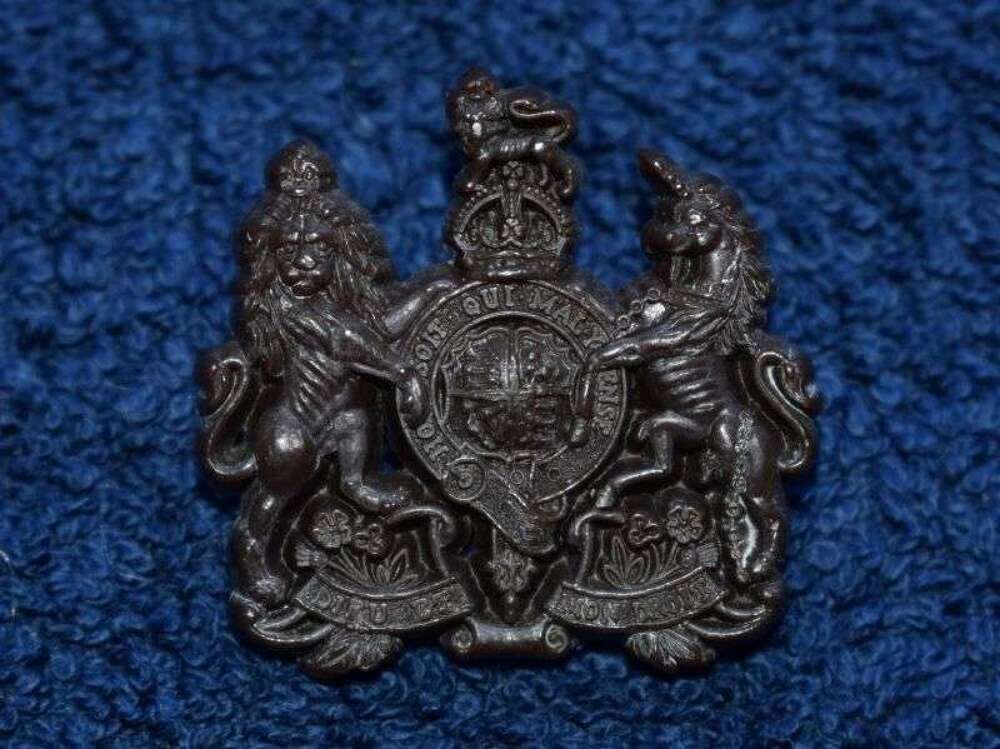 62) Excellent Original WW2 Wartime Economy Plastic General Service Cap Badge