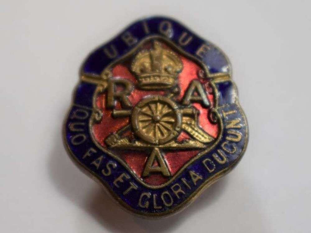 134) Original WW1 WW2 Lapel Badge to the Royal Artillery Association
